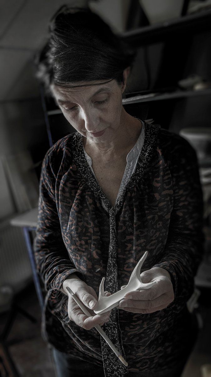 Sylvie Coquet avec moulage des bois de cerf