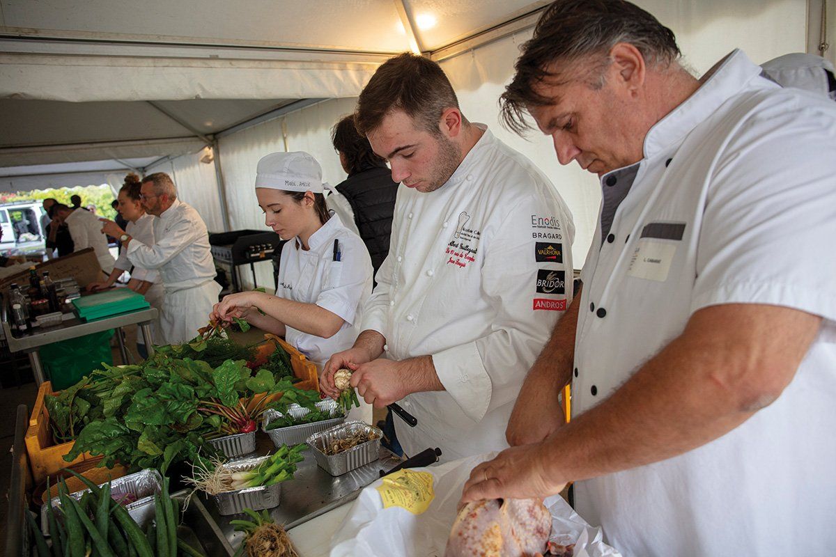 college_culinaire_de_france_chez_eric_roy_preparation_des_légumes_par_les_chefs