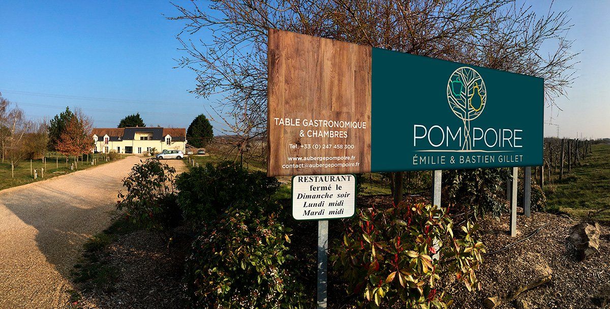 Panneau signalétique du restaurant auberge Pomme Poire à Azay-le-Rideau