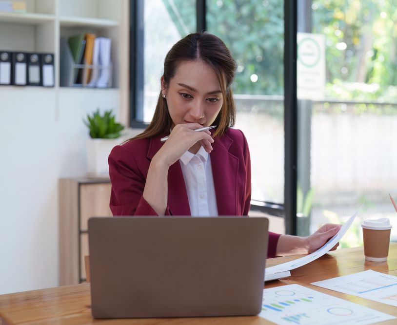 mujer traduciendo un texto