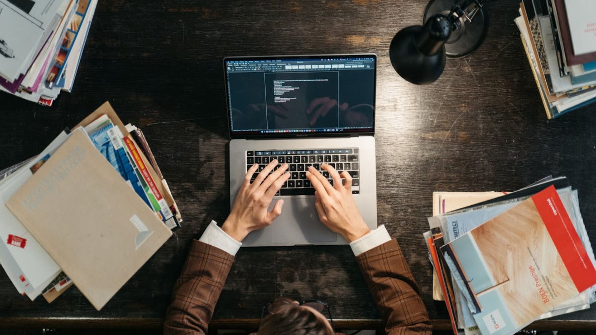 trabajando en computadora