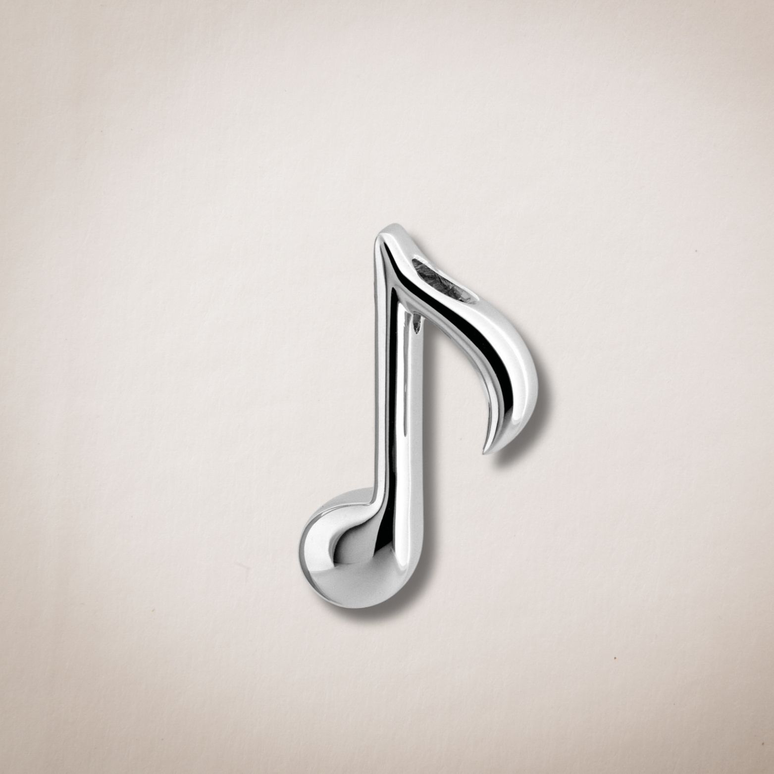 Een zilveren muzieknoot op een witte achtergrond