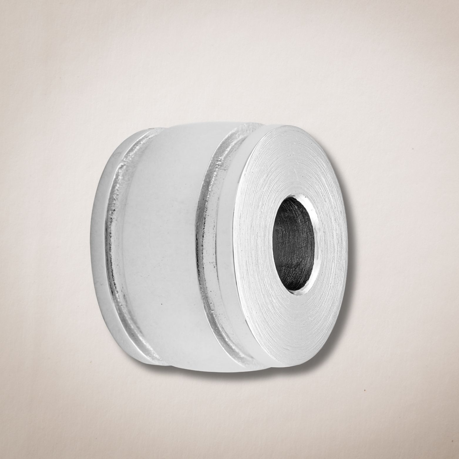 Een rol toiletpapier met een gat in het midden