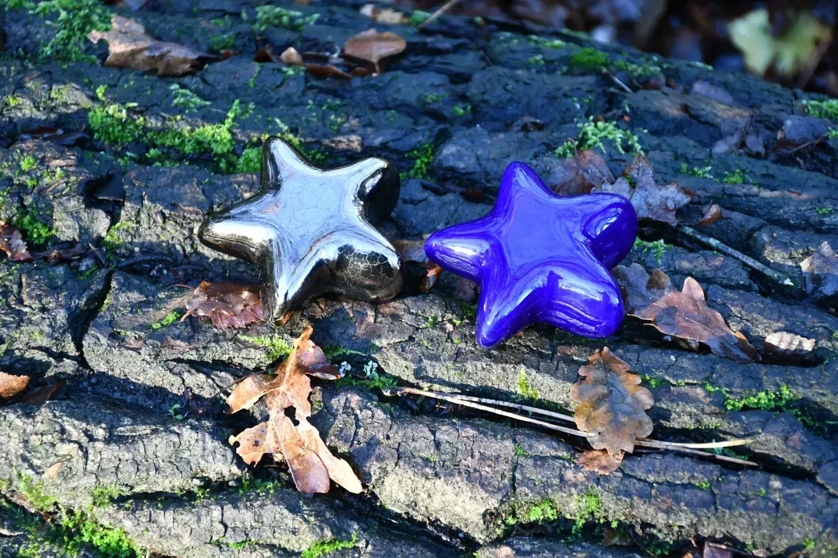 Een rode ster op een witte achtergrond met een schaduw