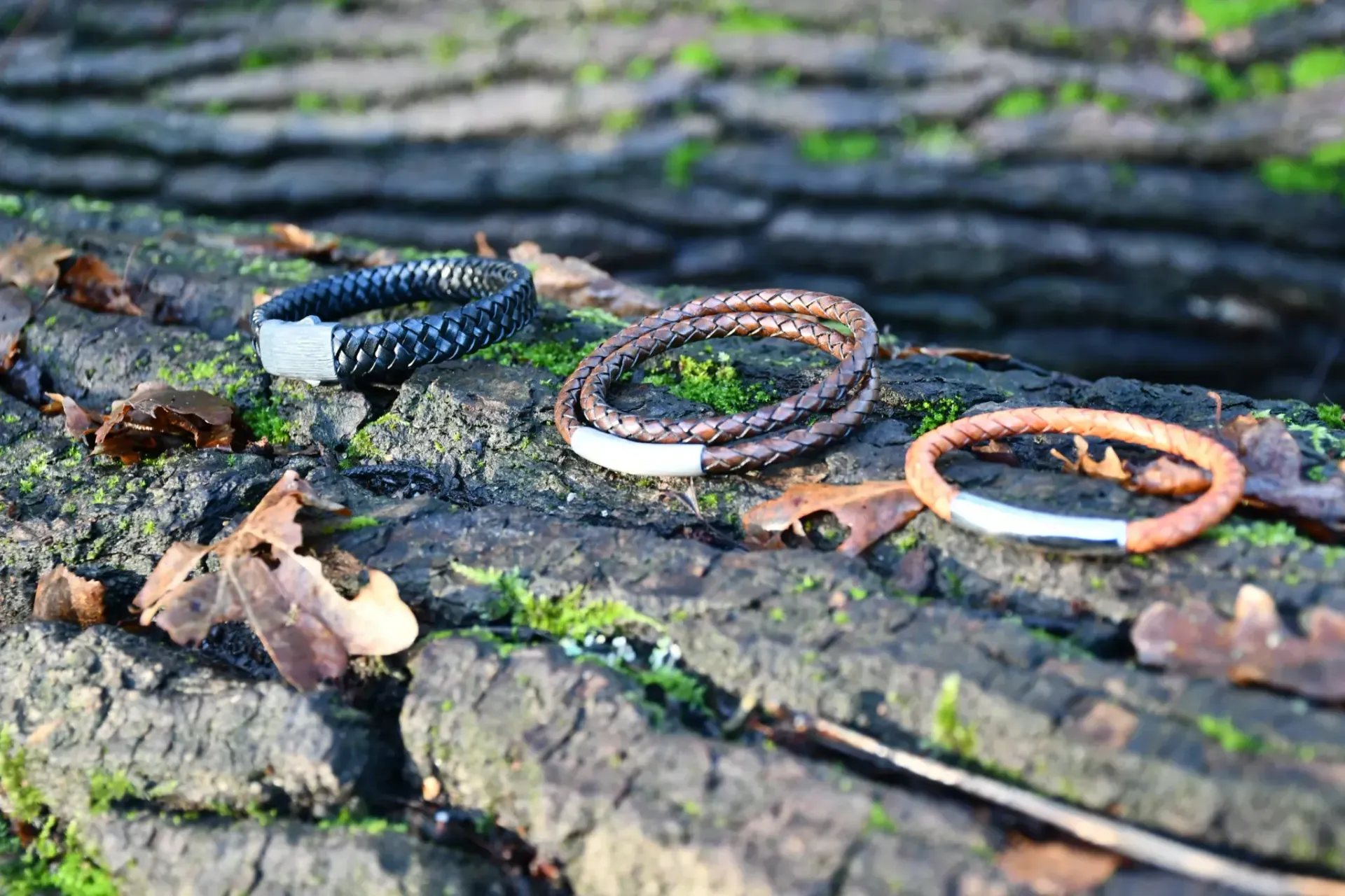 Een bruine gevlochten leren armband met een zilveren sluiting