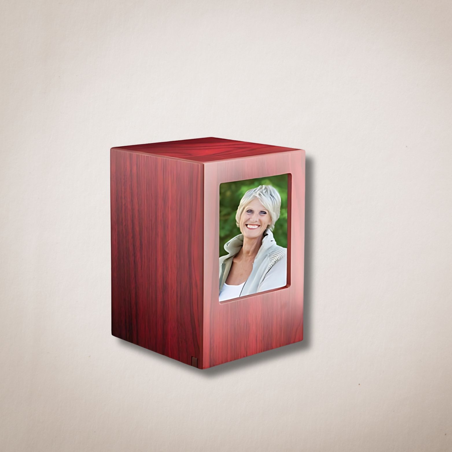 Een houten kistje met daarop een afbeelding van een vrouw.