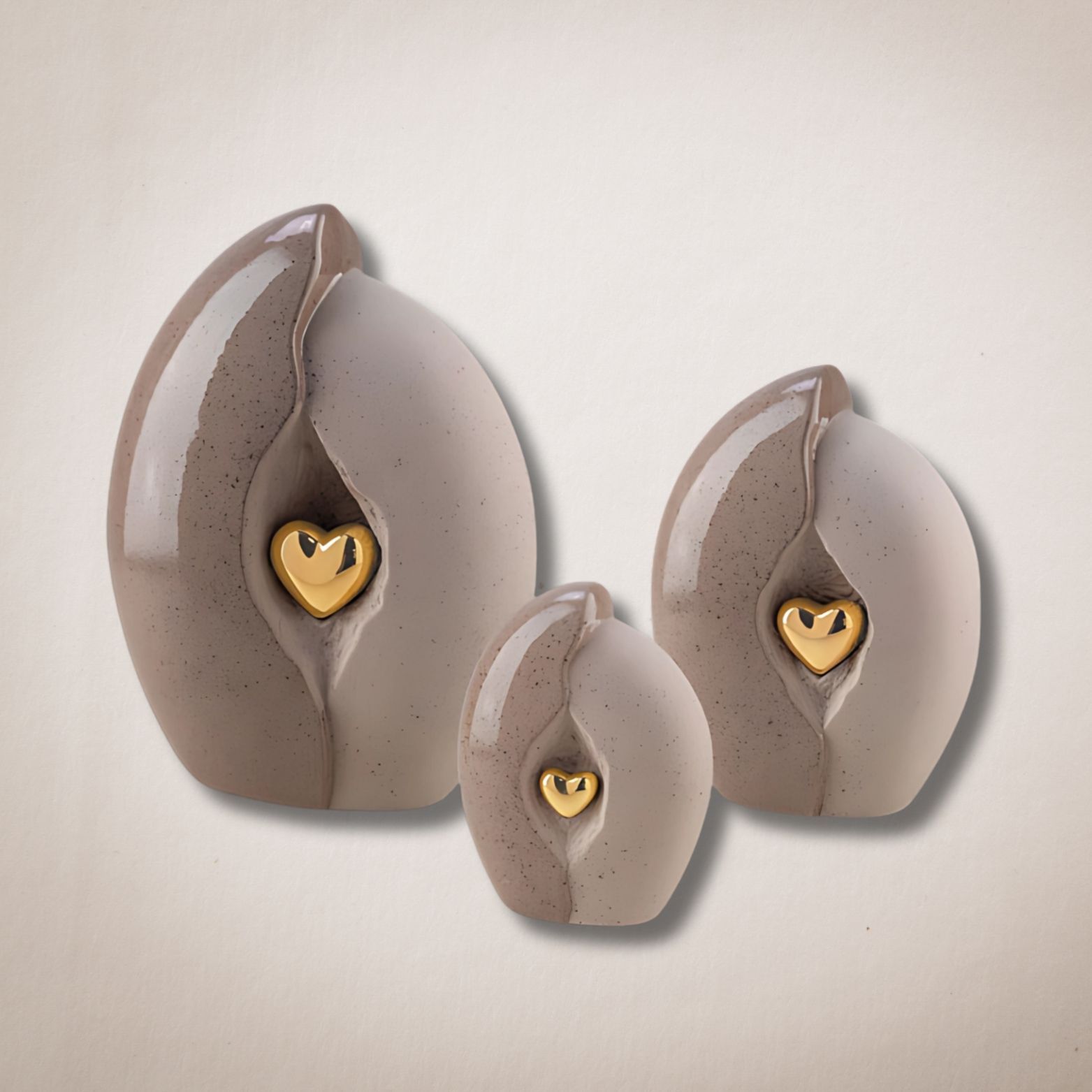 Drie keramische vazen ​​met gouden hartjes erop