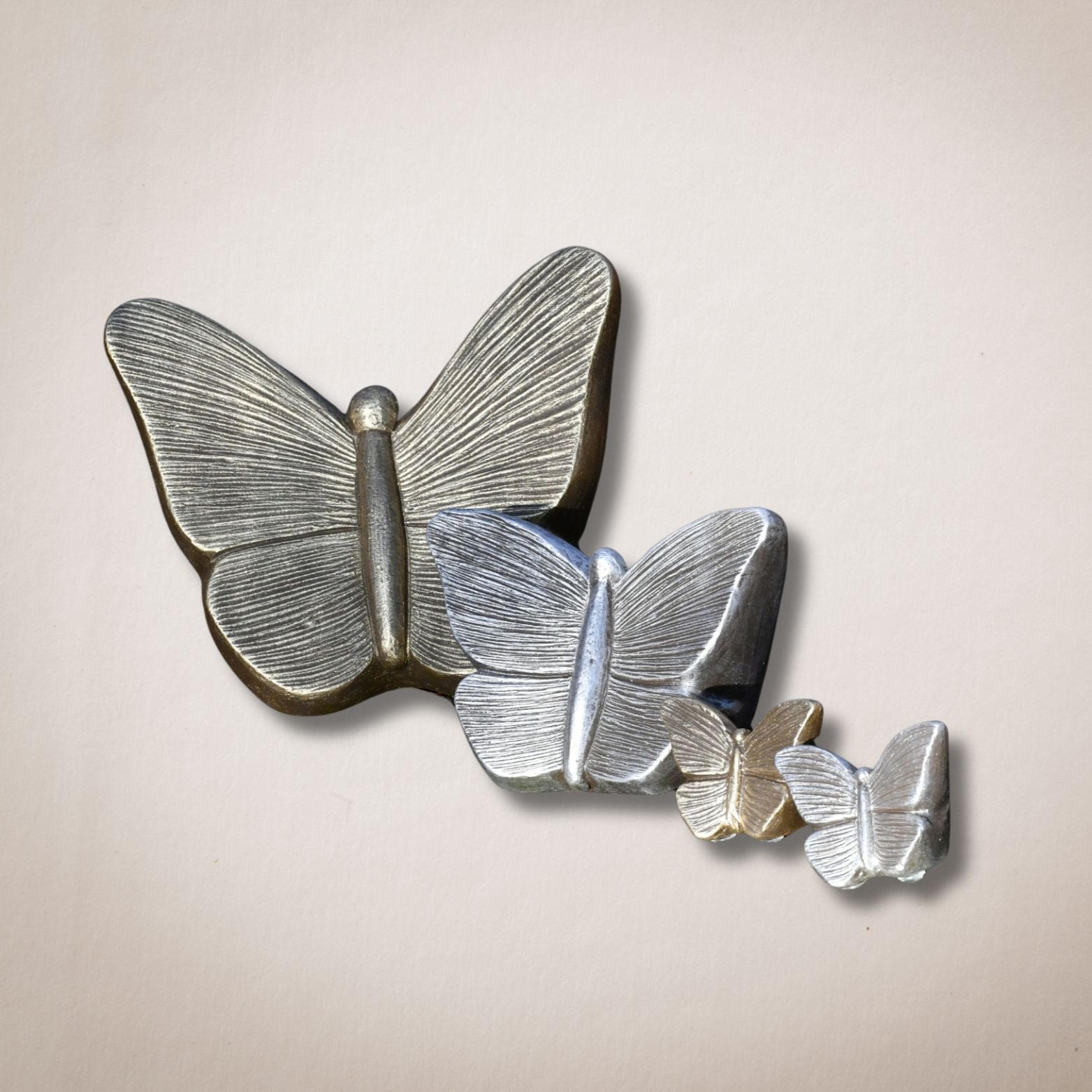 Een groep zilveren vlinders op een witte achtergrond