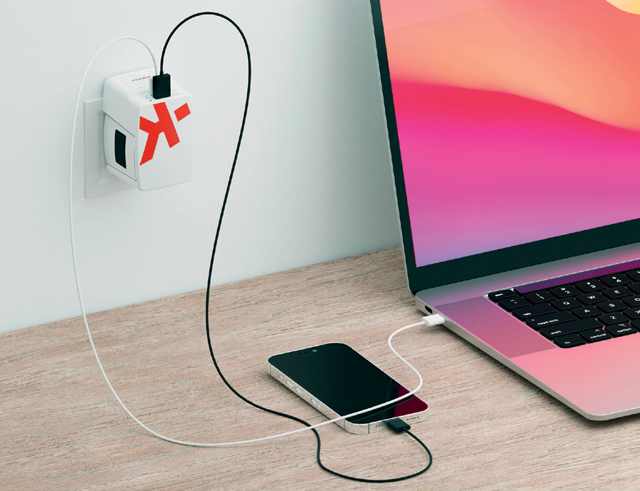 Skross Power delivery World USB charger charging a phone and laptop at the same time 