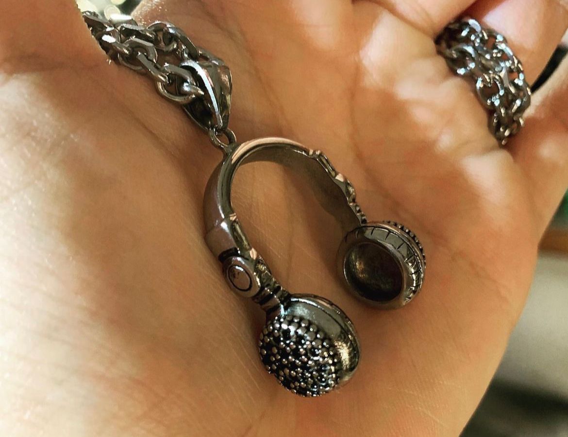 ciondolo cuffie musica