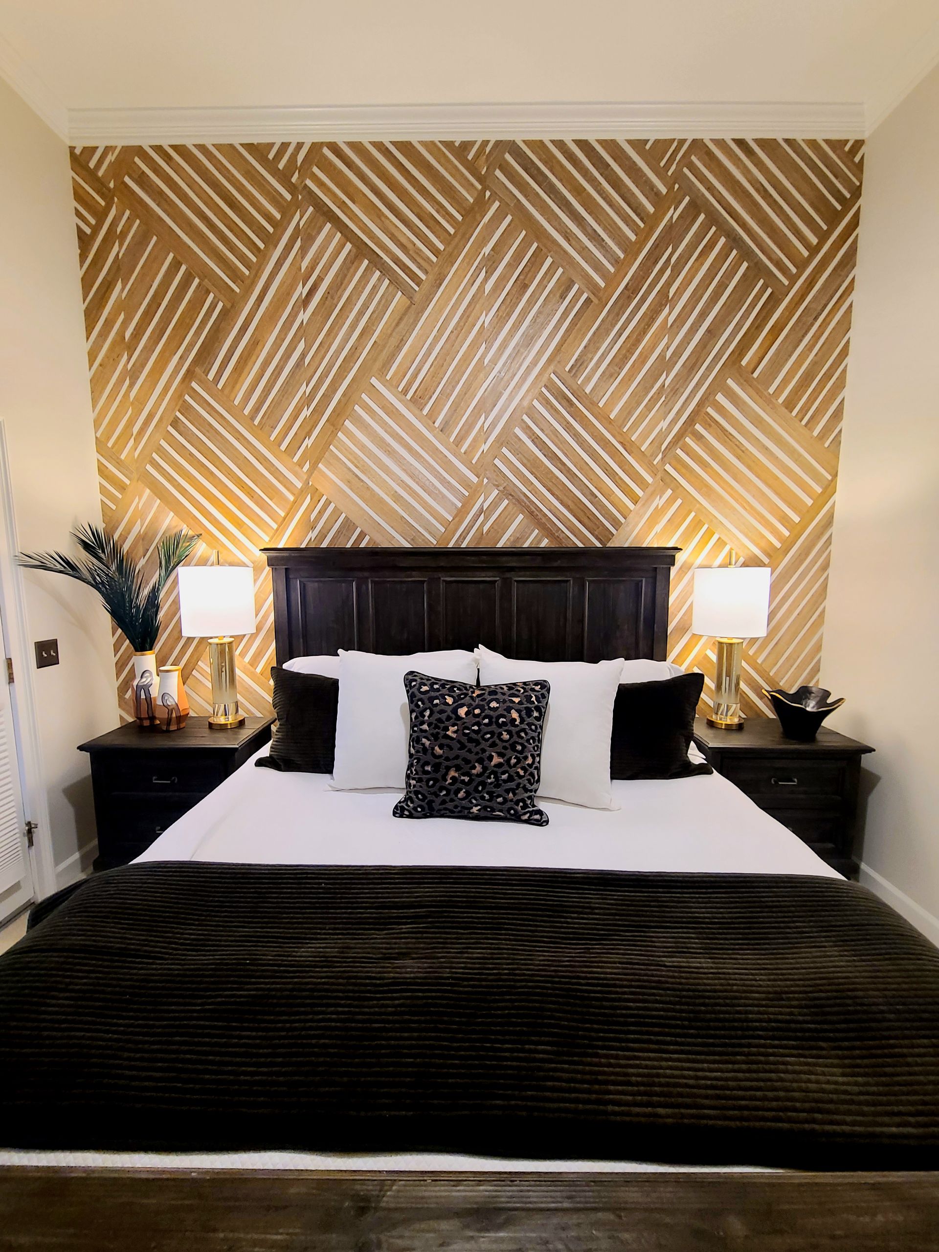 bedroon with 2 lamp shade