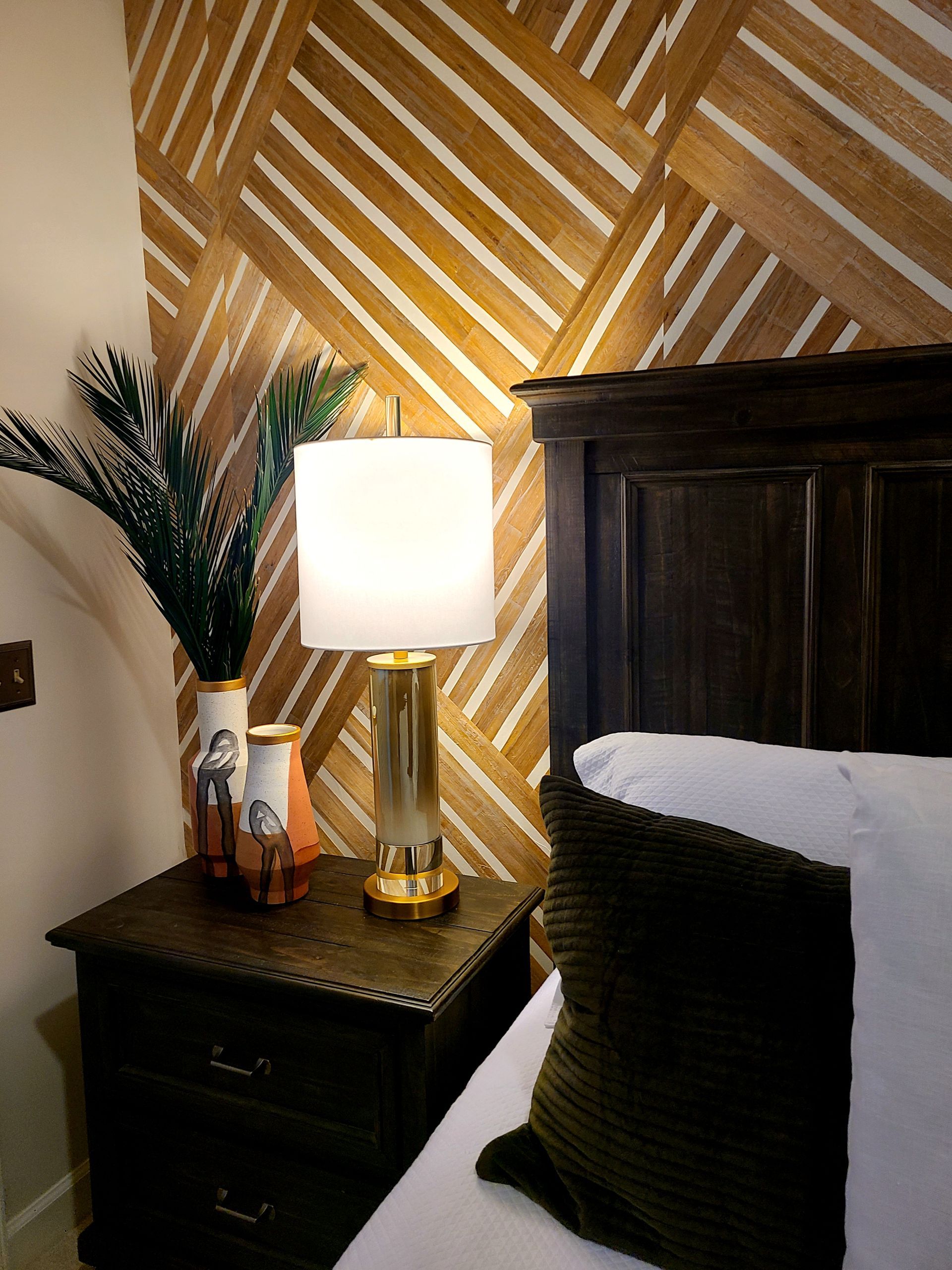 bedroon with lamp shade