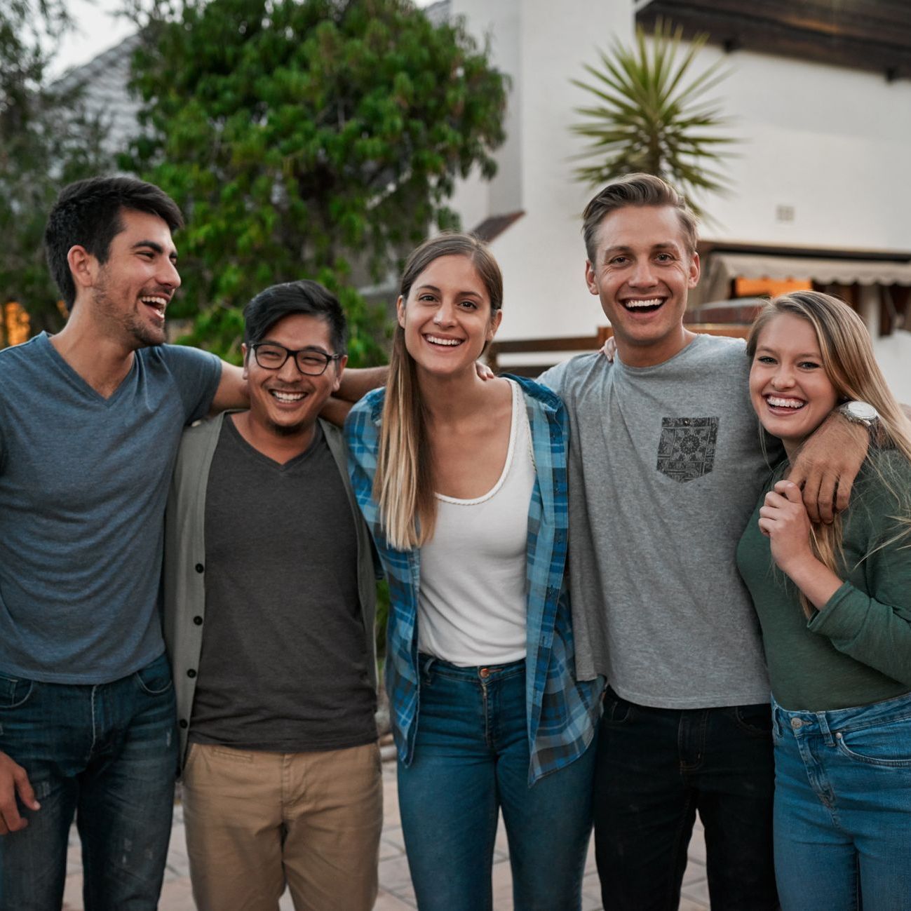 A group of young people are posing for a picture together.