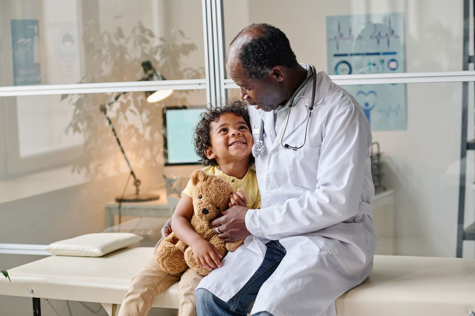 médico cuidando de paciente criança