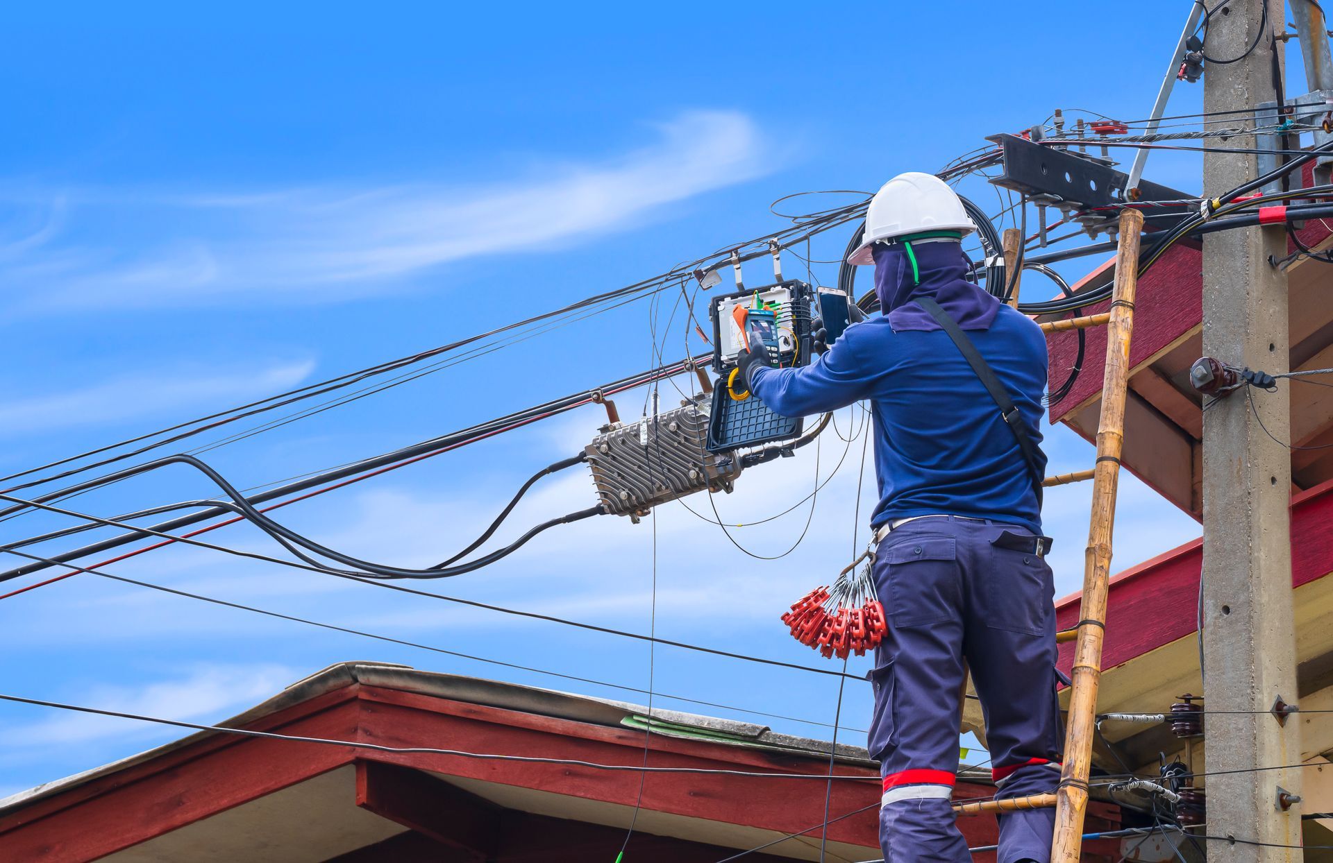 Eletricista fazendo instalação de rede