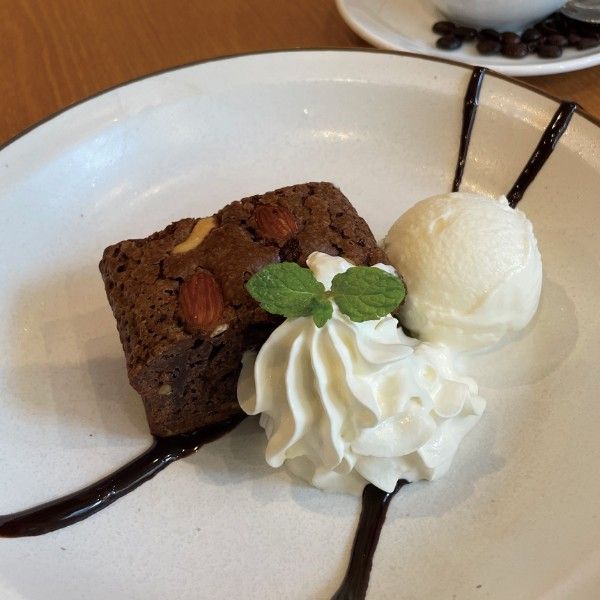 自家製ブラウニー ～ストロベリー・ソース～
