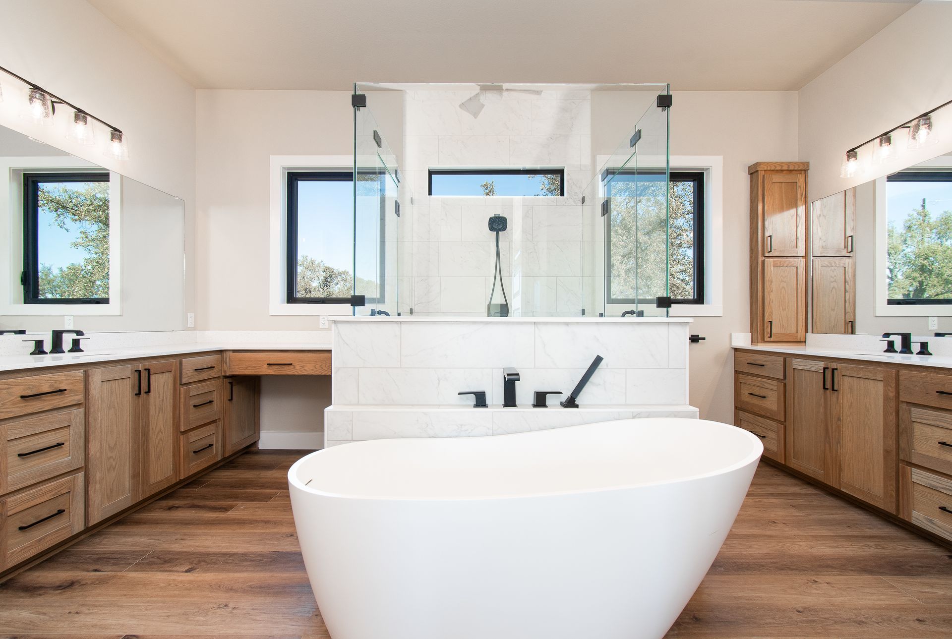 A bathroom with two sinks and a bathtub.