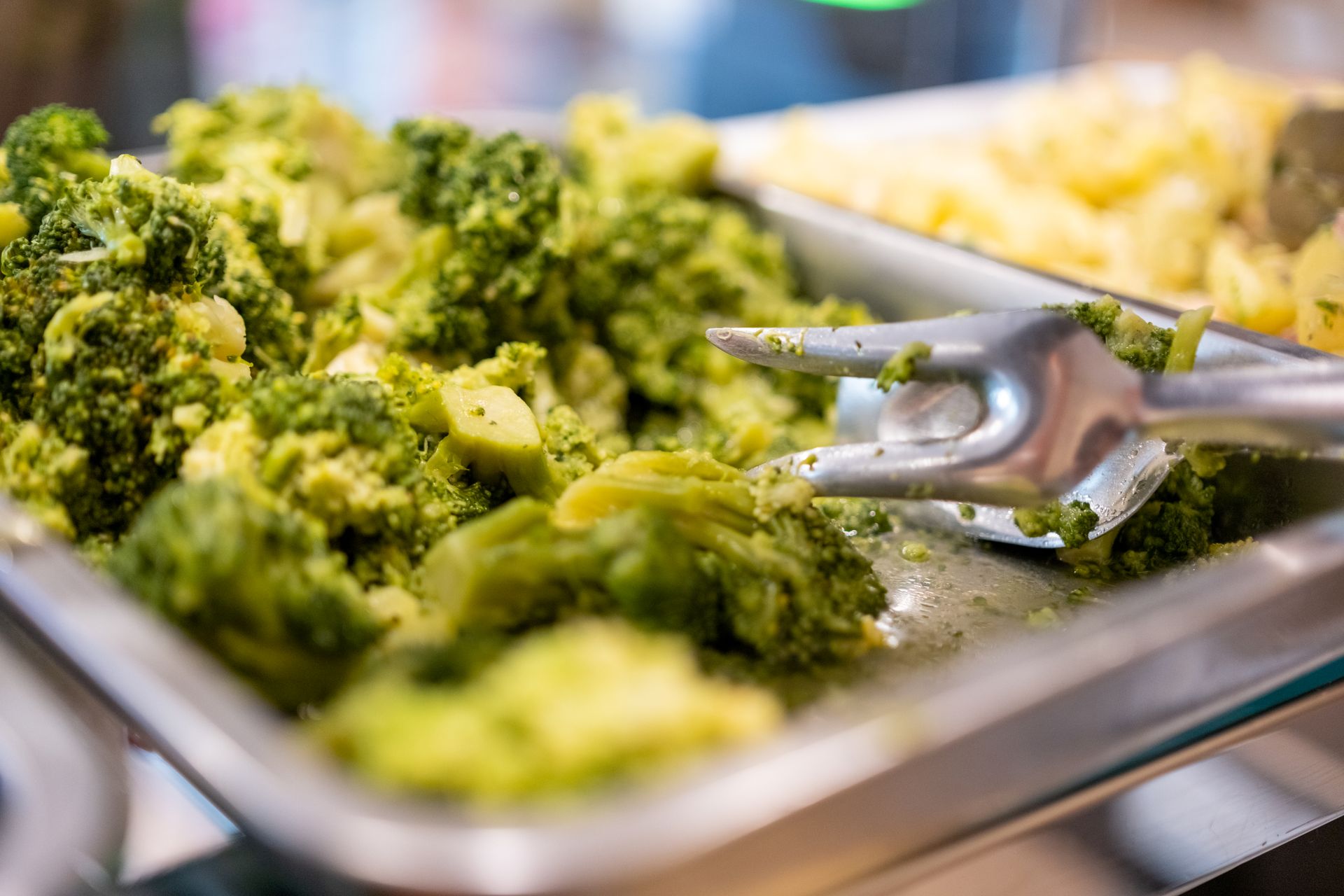 Un vassoio di broccoli e maccheroni al formaggio
