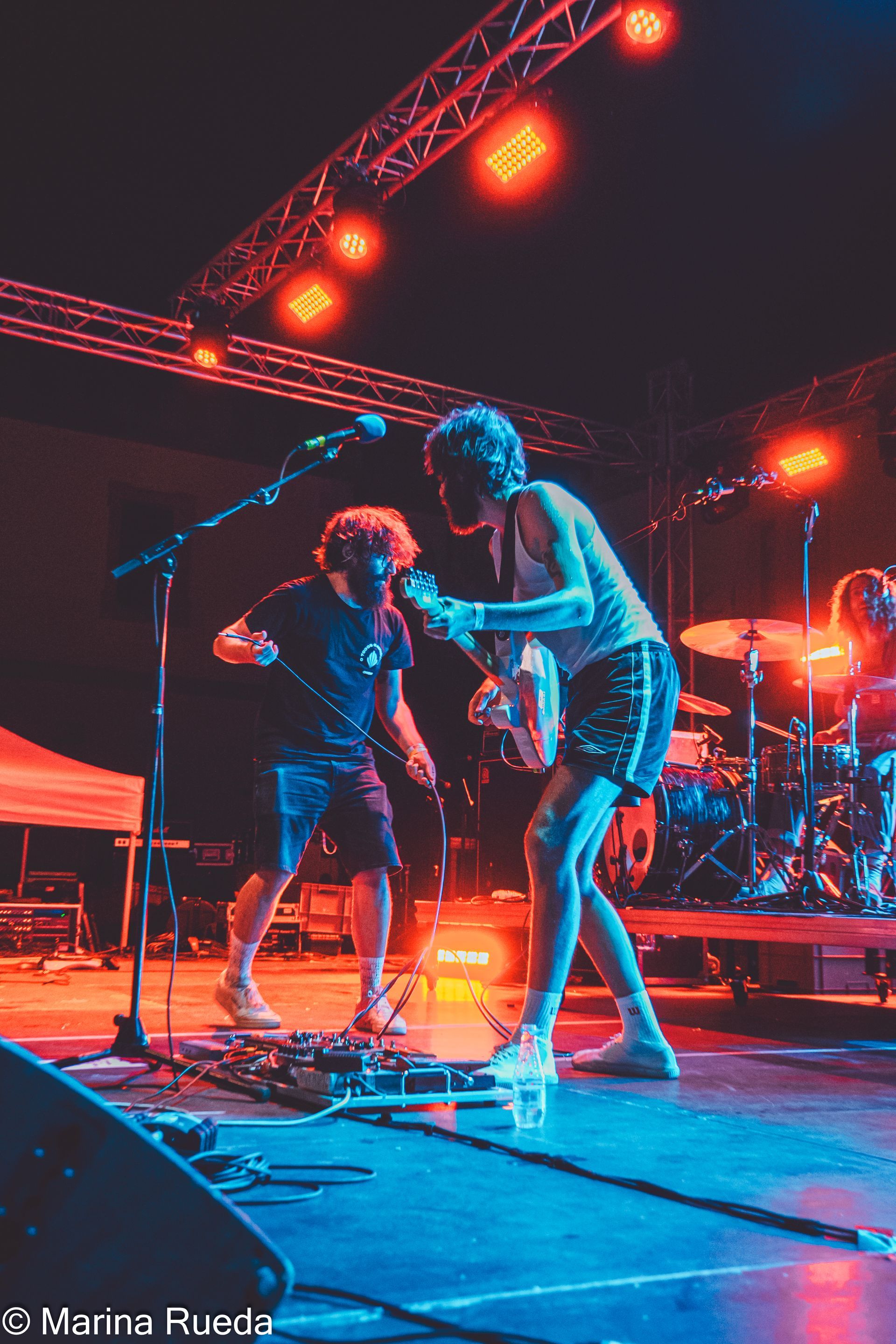 Un grupo de personas está tocando instrumentos en un escenario.