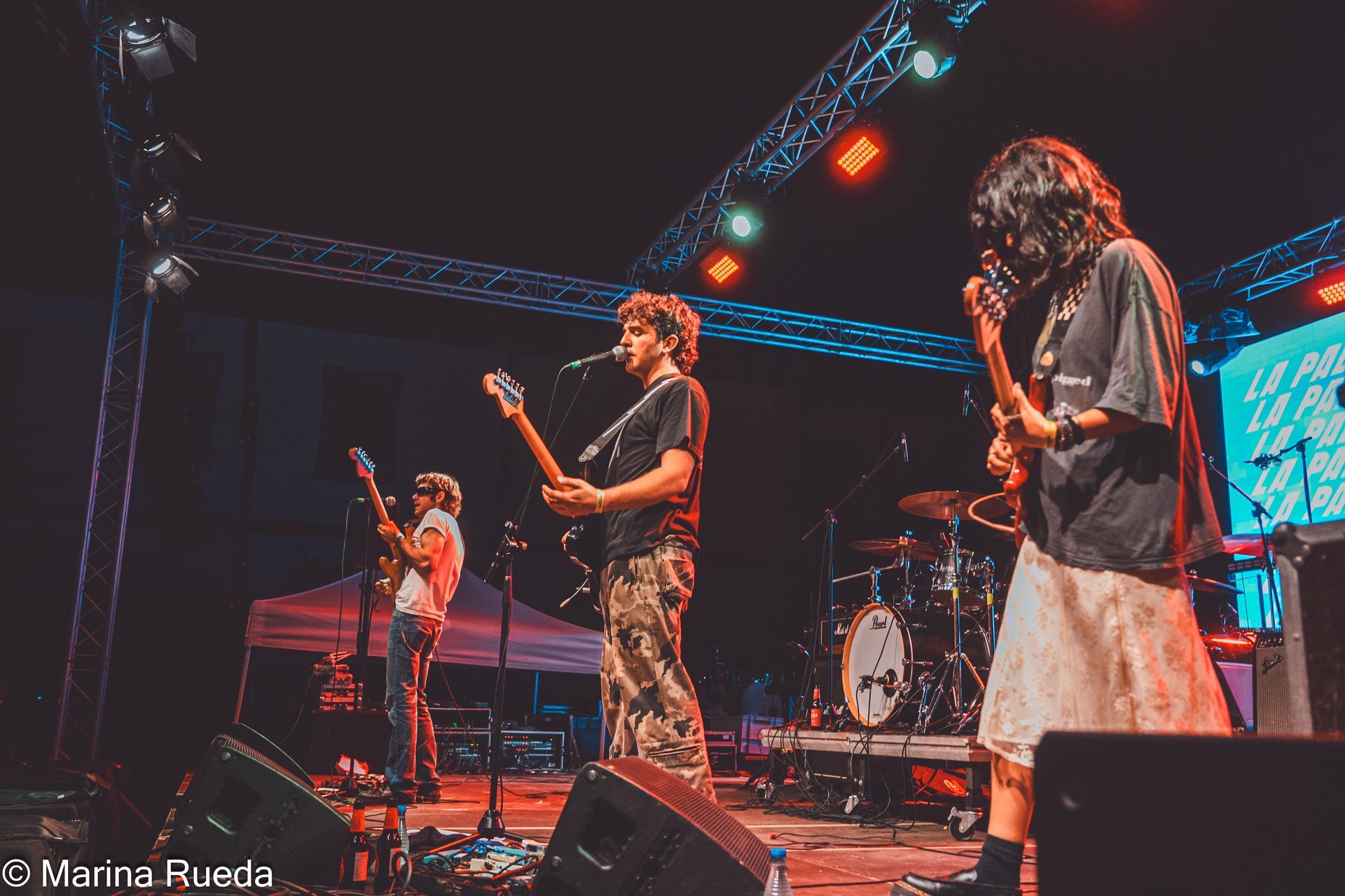 Un grupo de personas está tocando instrumentos en un escenario.