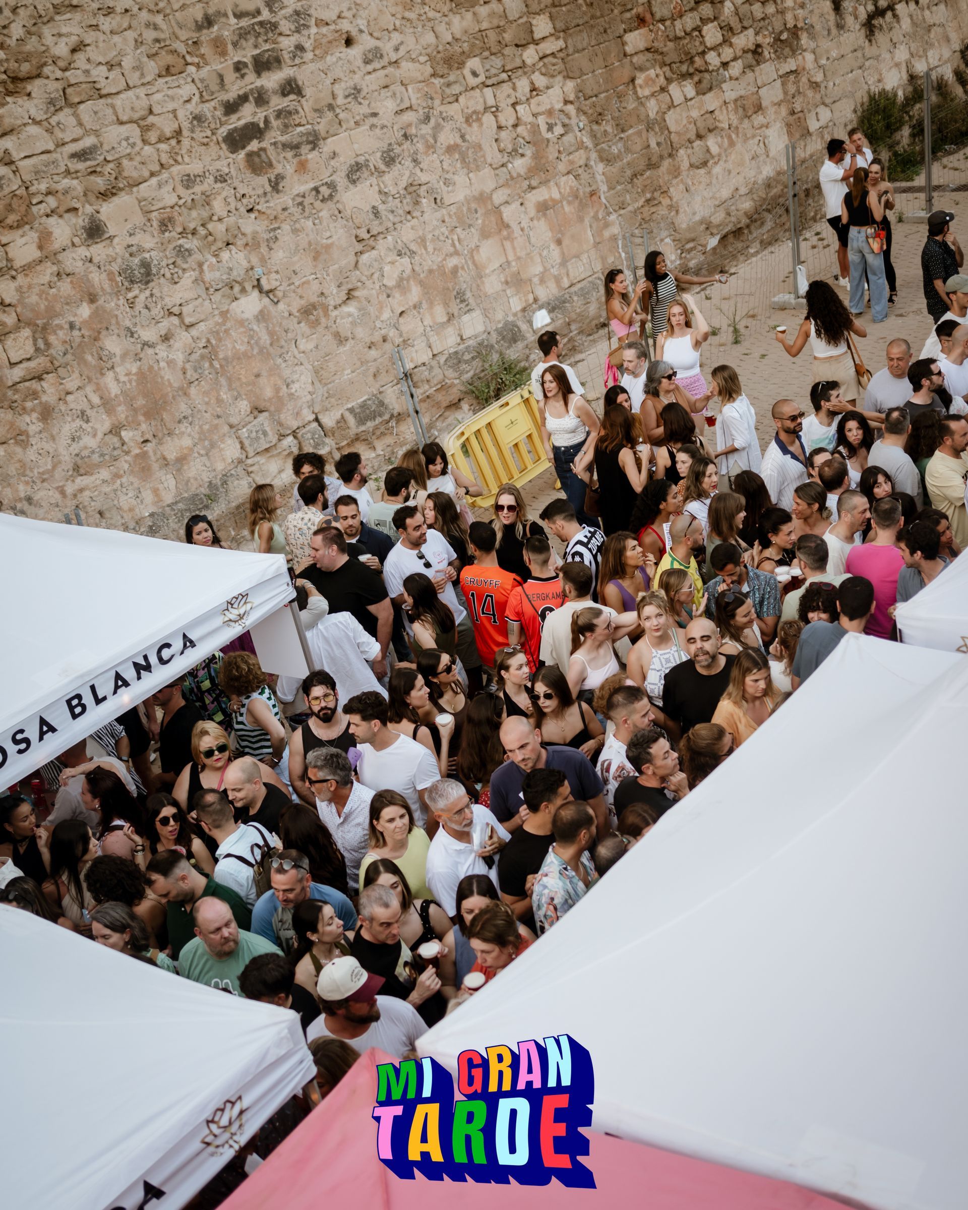 Una multitud de personas se reúne frente a un cartel que dice Gran Tahoe