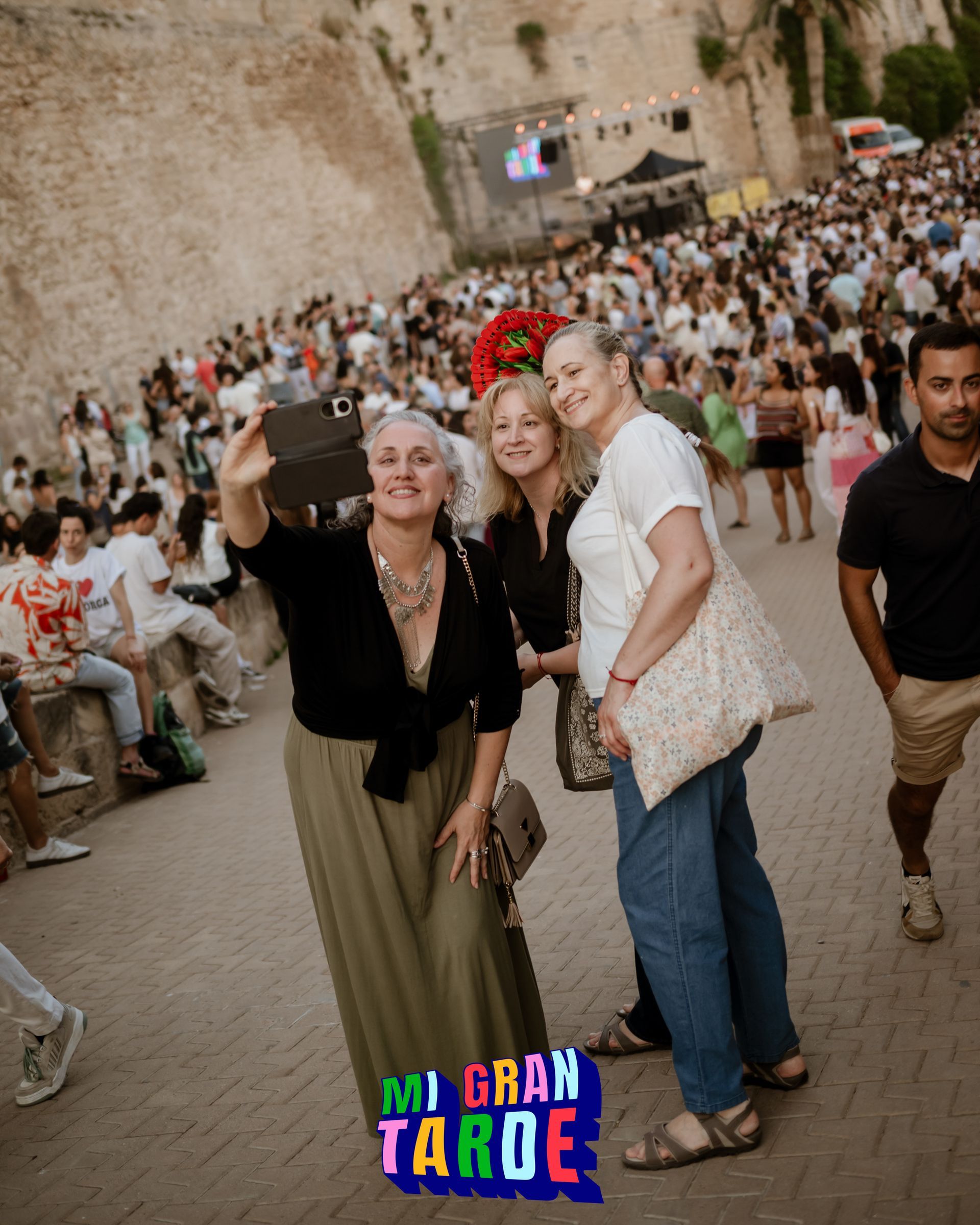 Un grupo de personas posando para una foto con un cartel que dice mi gran taroe
