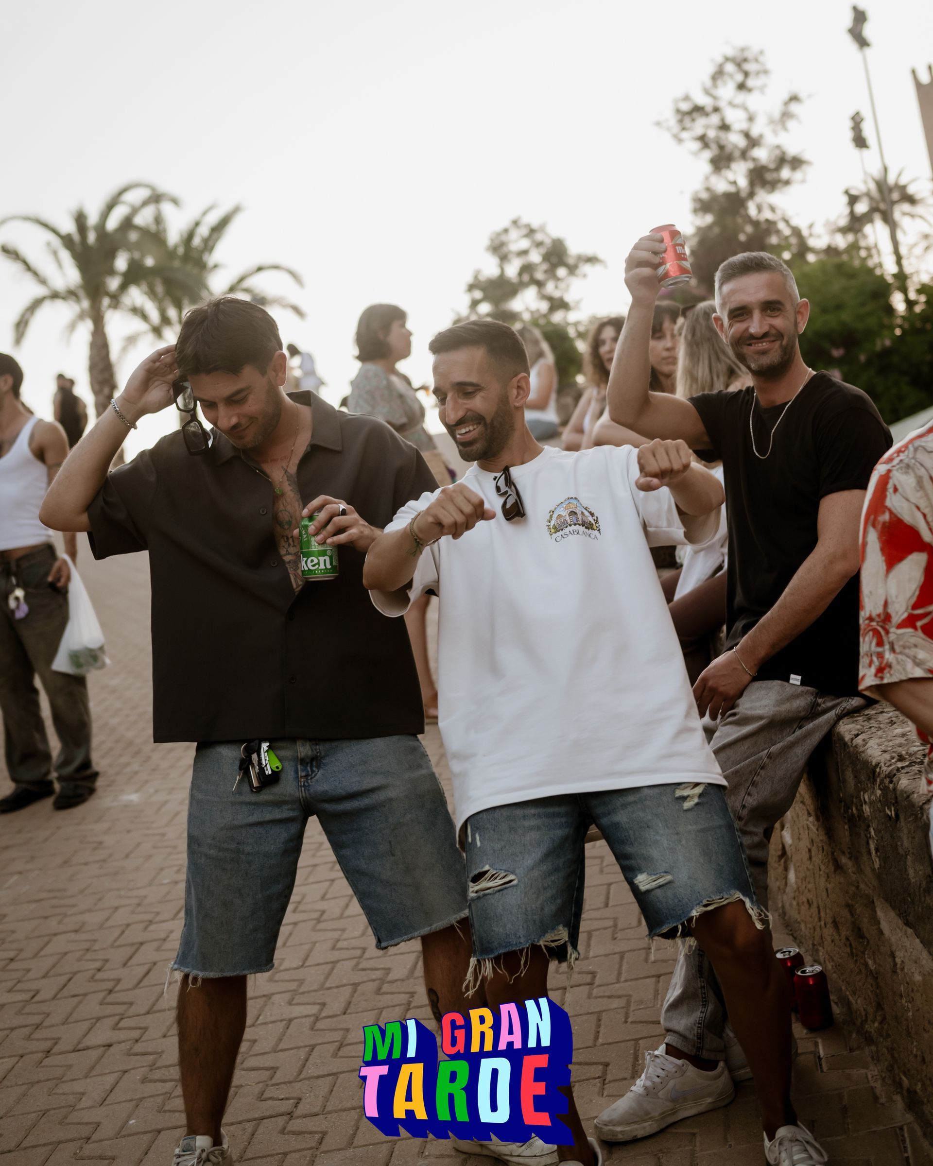 Un grupo de hombres posa para una foto con un cartel que dice gran taroe