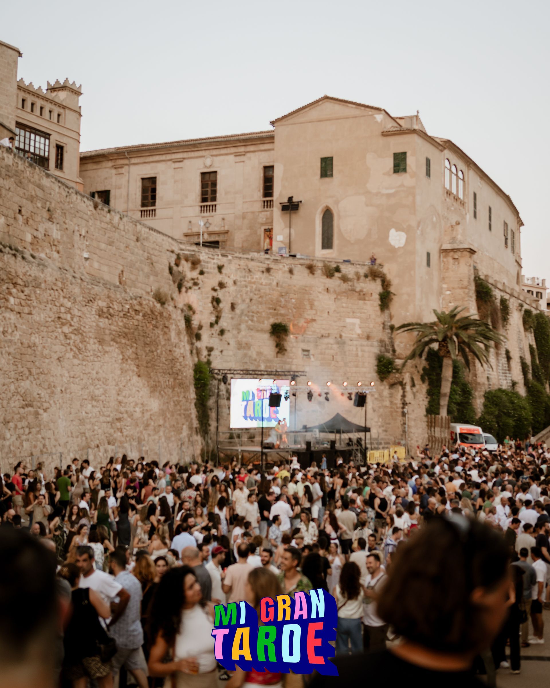 Una gran multitud de personas se reúne frente a un gran edificio con un cartel que dice Gran Tahoe.