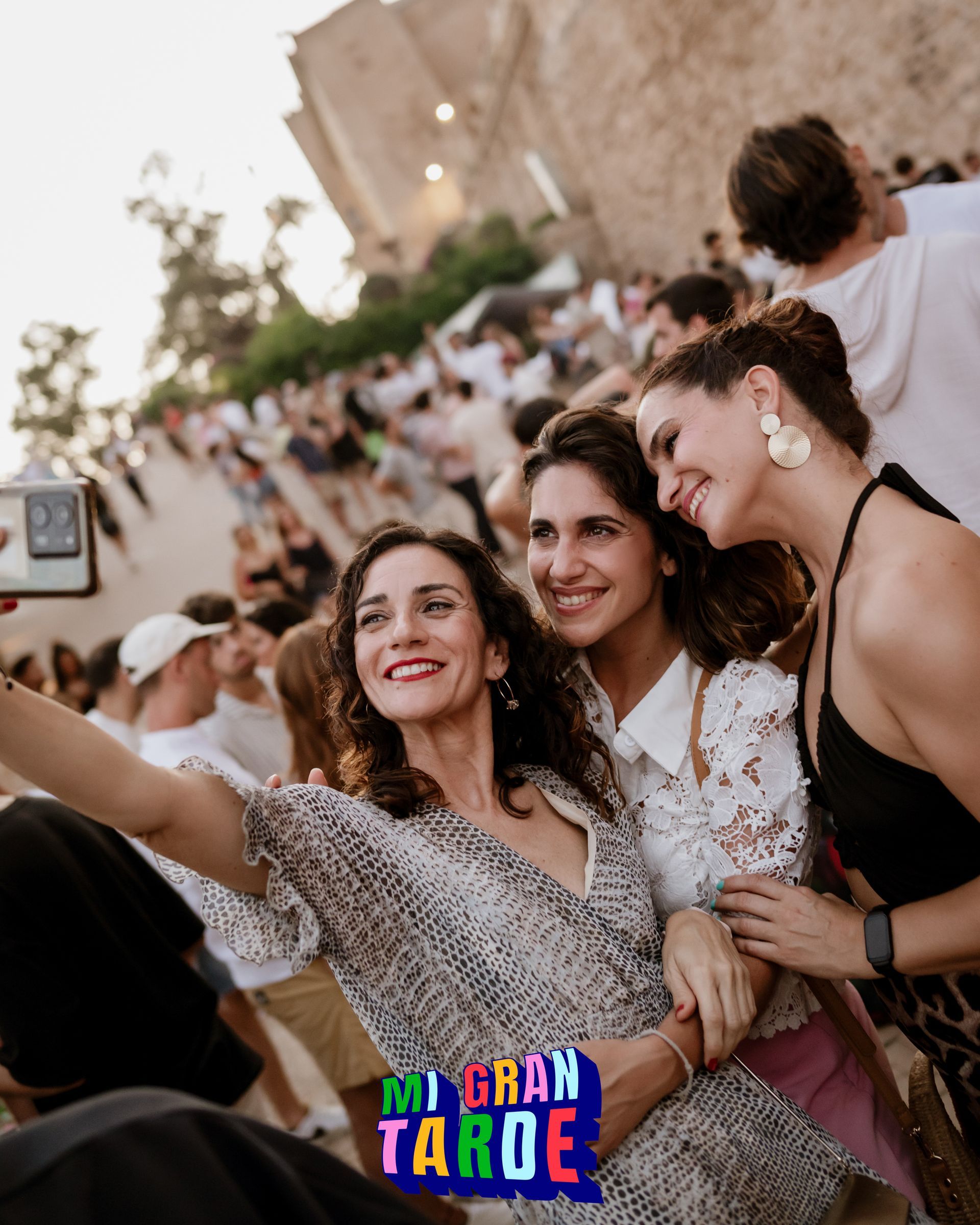 Un grupo de mujeres posa para una foto con un cartel que dice gran tarde