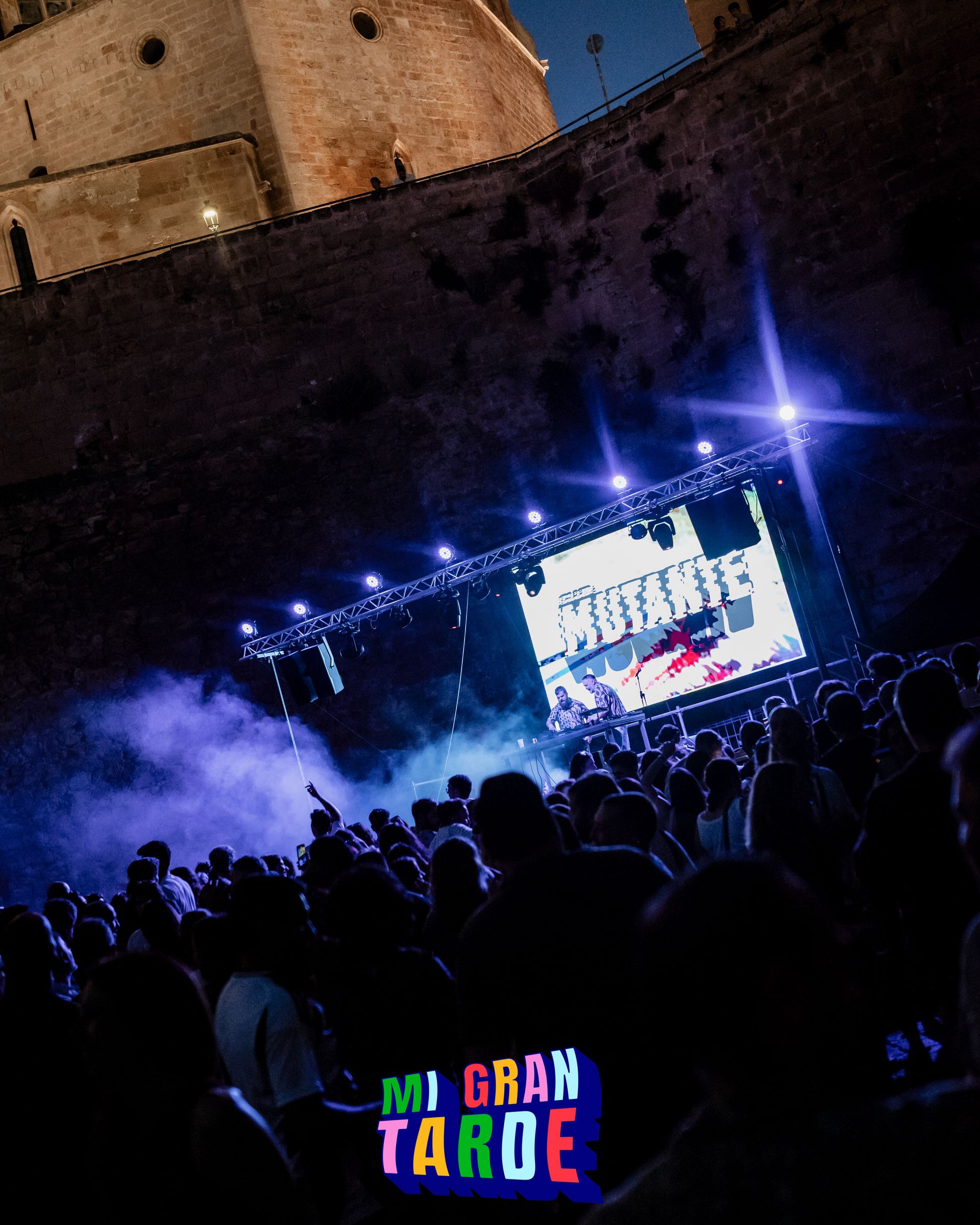 Una multitud de personas en un concierto de mi gran tarde