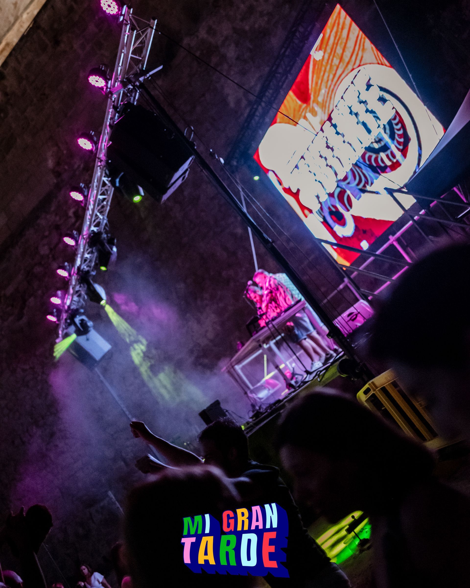 Una multitud de personas viendo a un DJ actuar en Mi Gran Tahoe.