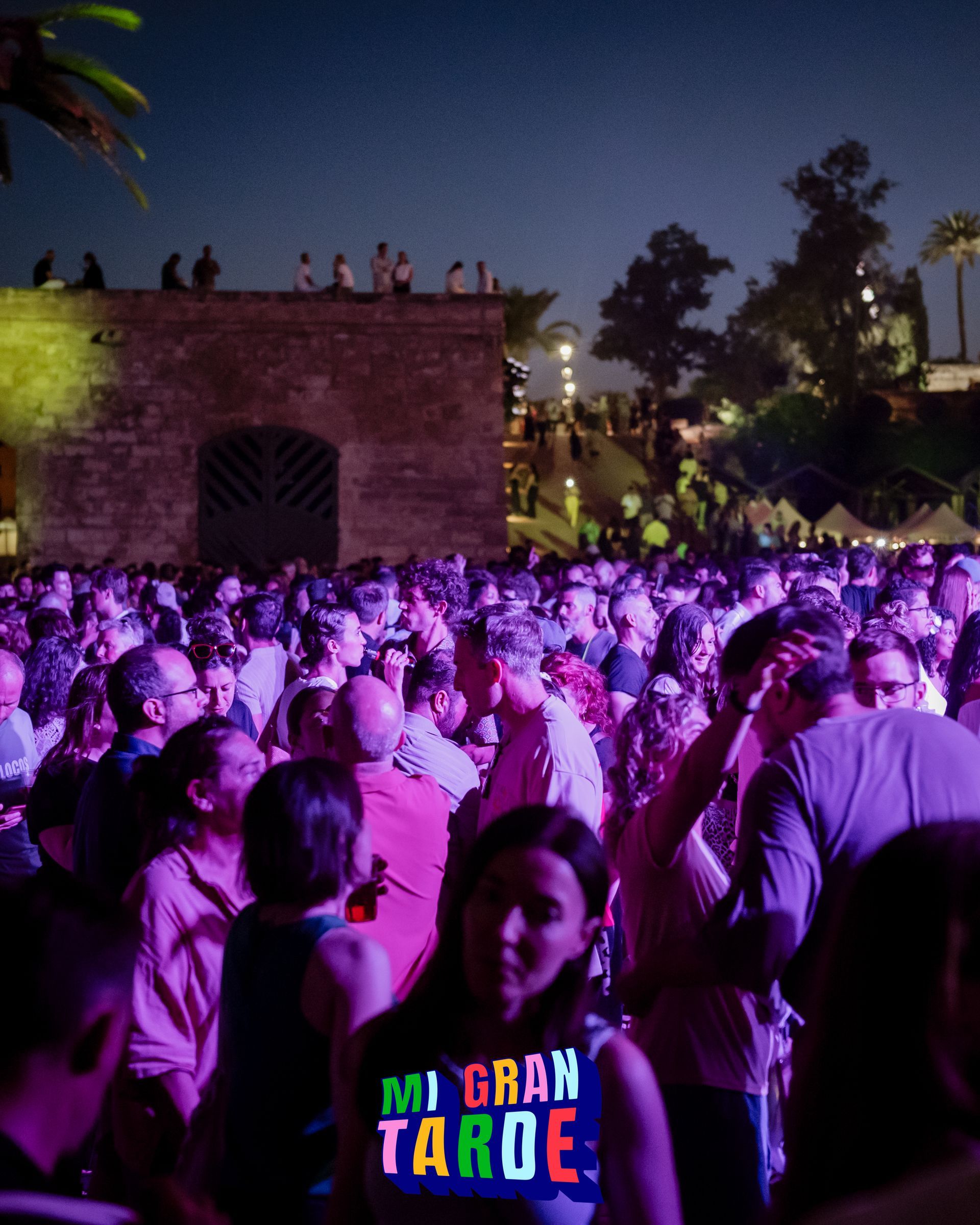 Una multitud de personas se reúne frente a un edificio que dice Mi Gran Tahoe.
