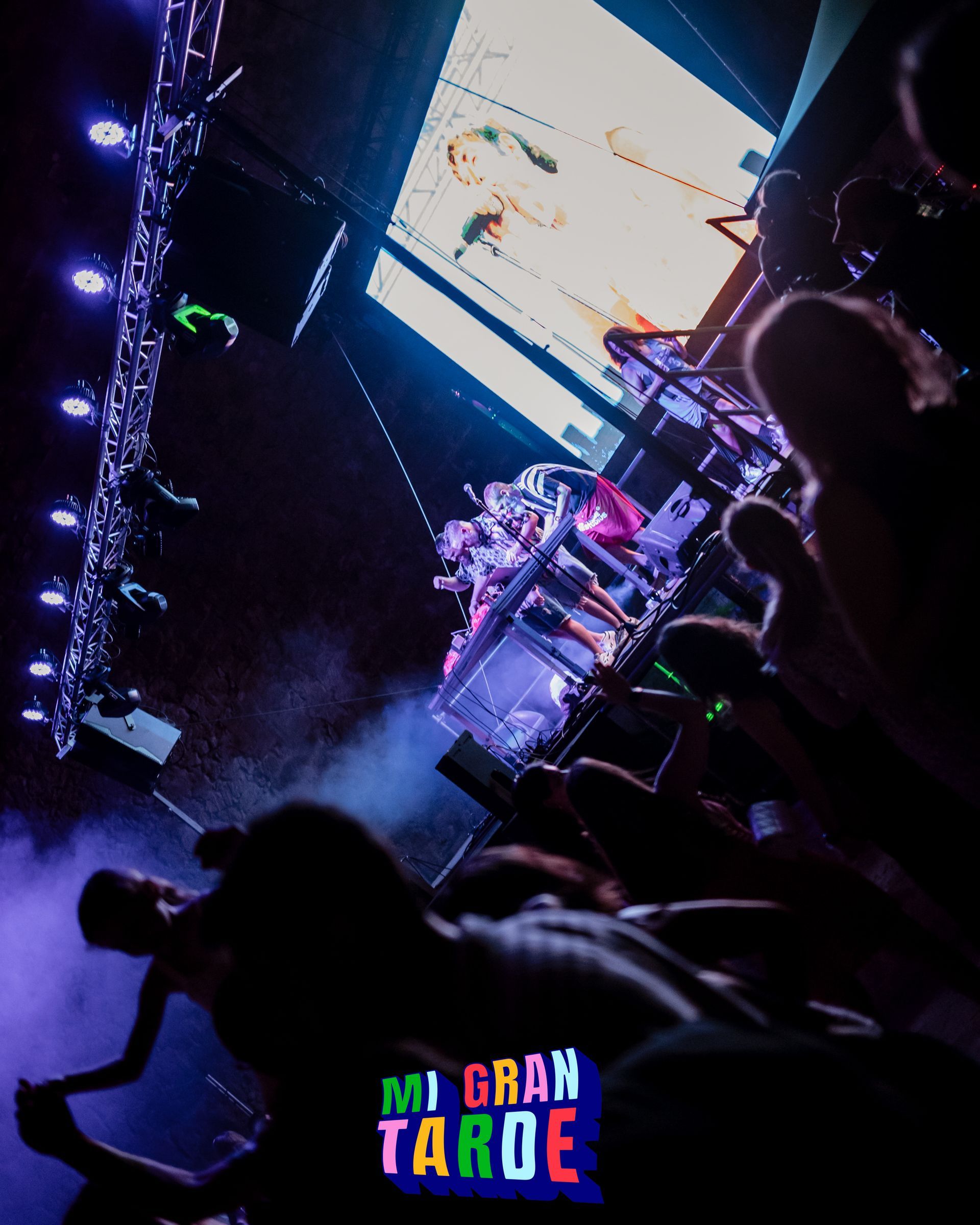 Un cartel de Mi Gran Tahoe muestra a gente bailando en un escenario.