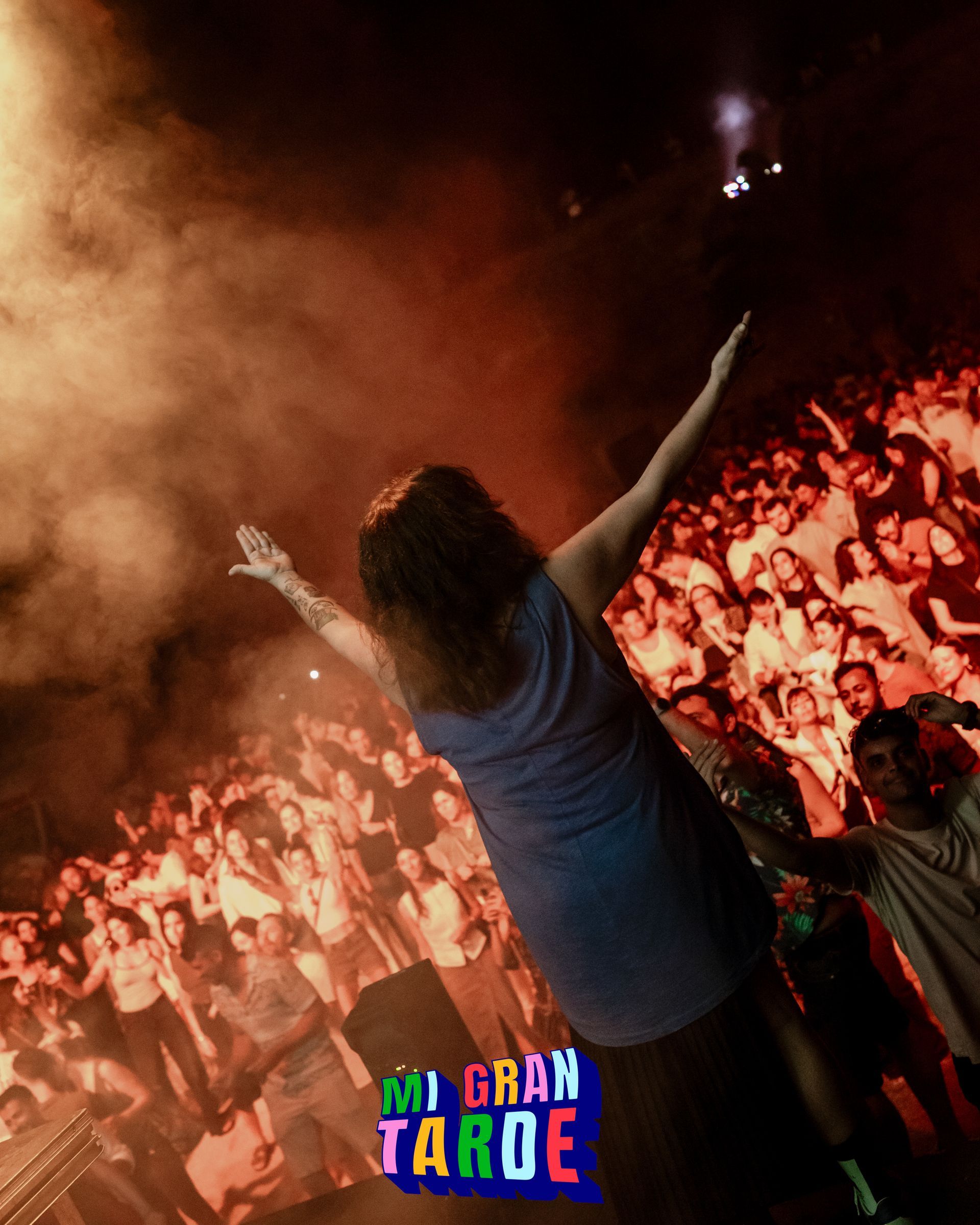 Una mujer se encuentra frente a una multitud en Mi Gran Tarde.