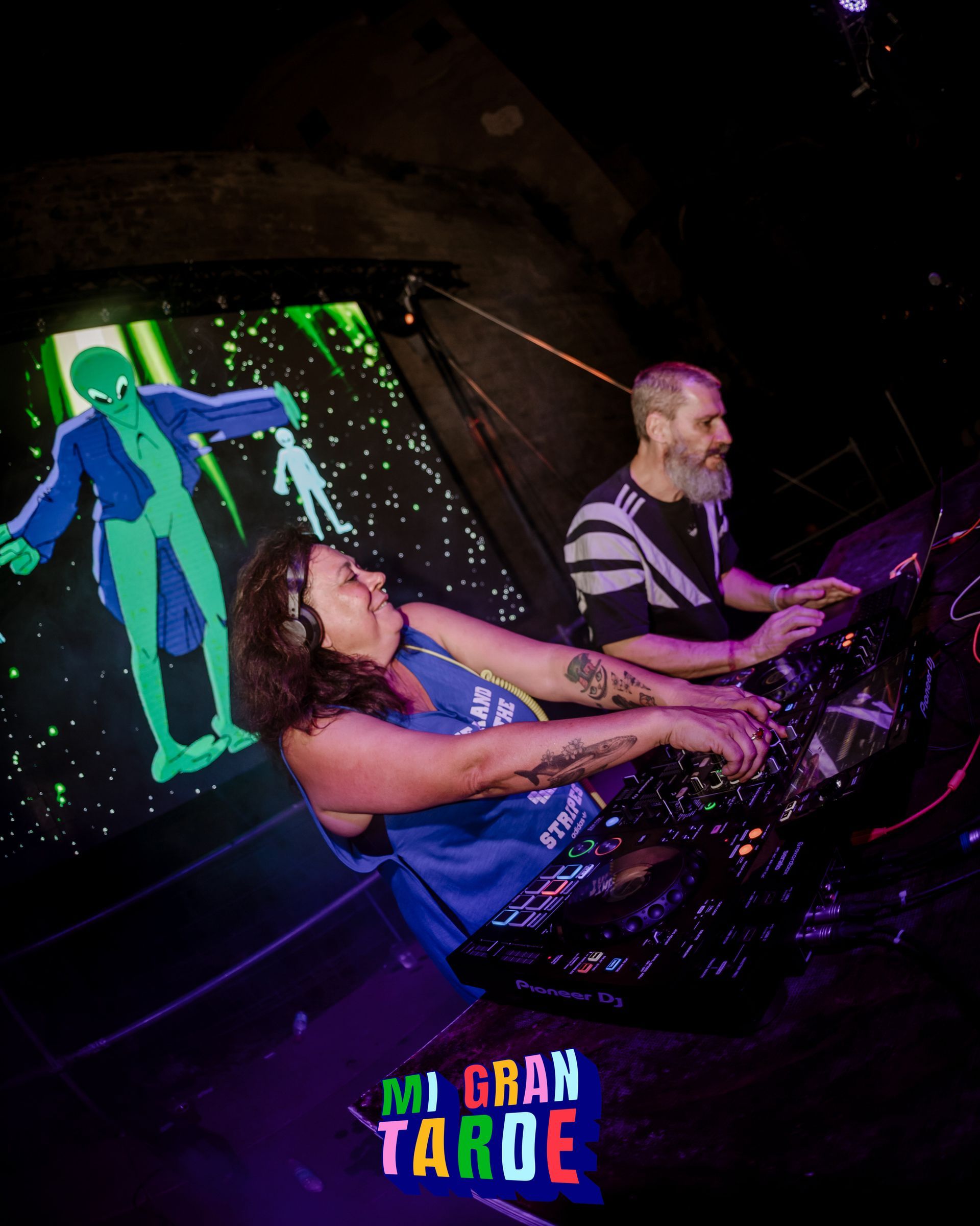 Un hombre y una mujer tocan música en un evento de Mi Gran Taroe.