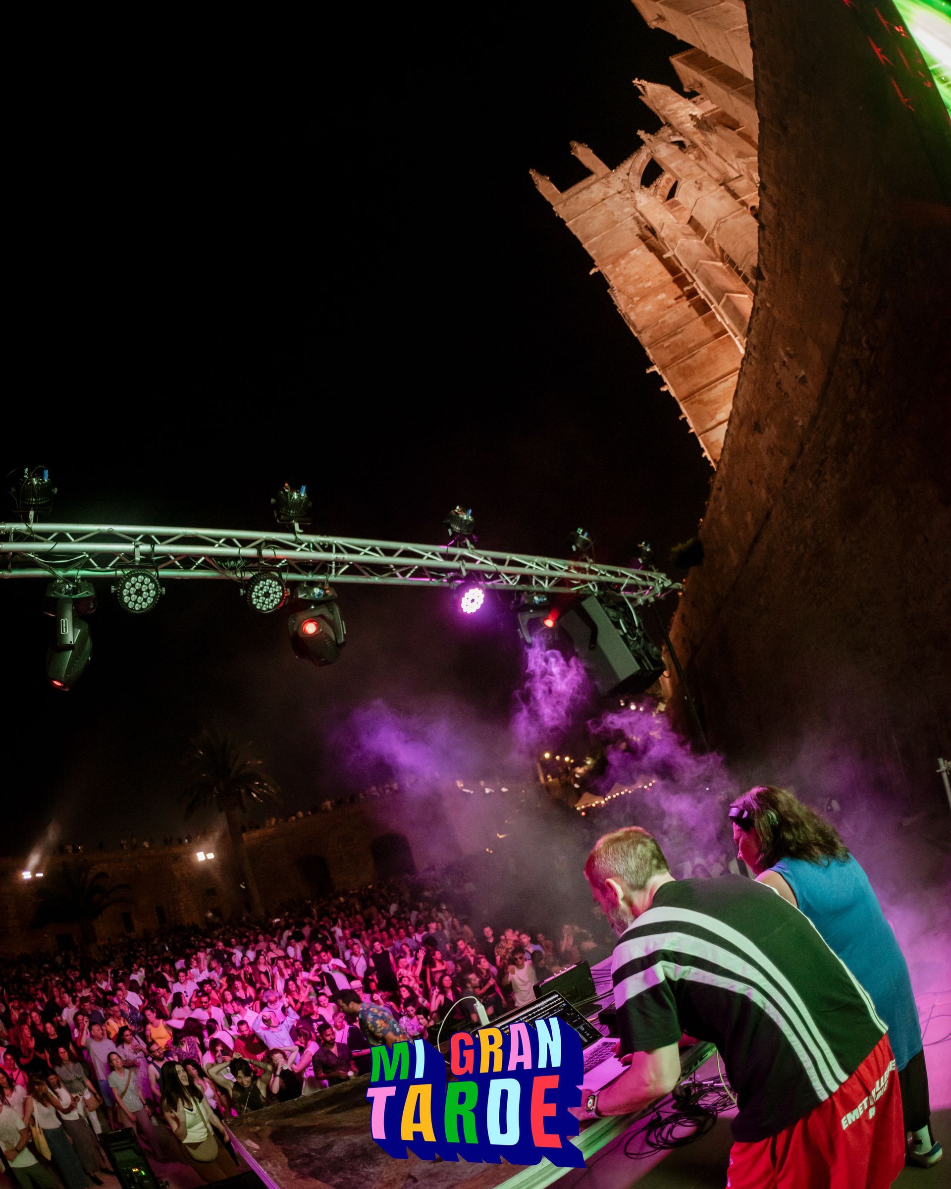 Un grupo de personas de pie en un escenario con un cartel que dice mi gran taroe