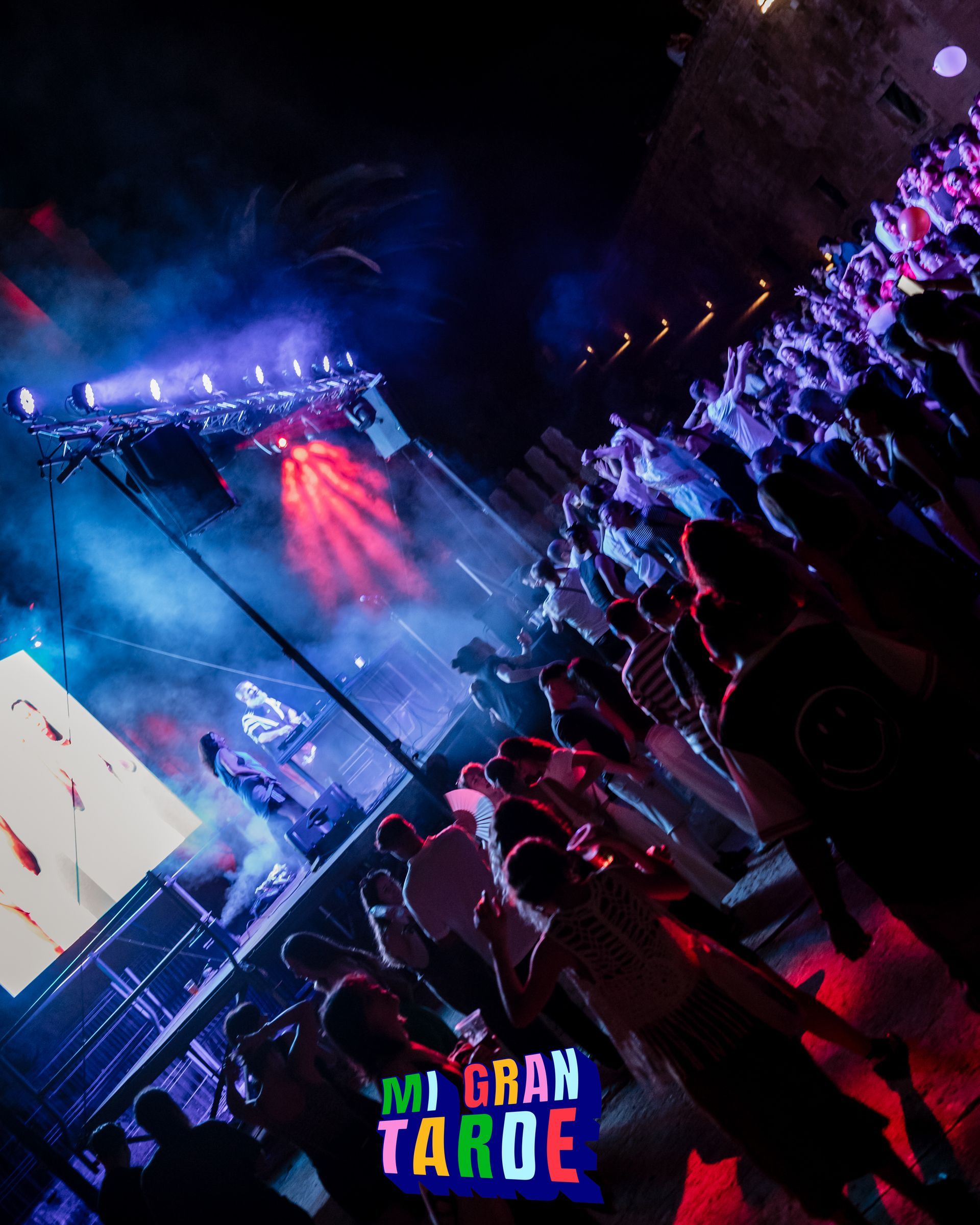 Una multitud de personas baila en un evento de Mi Gran Tahoe.