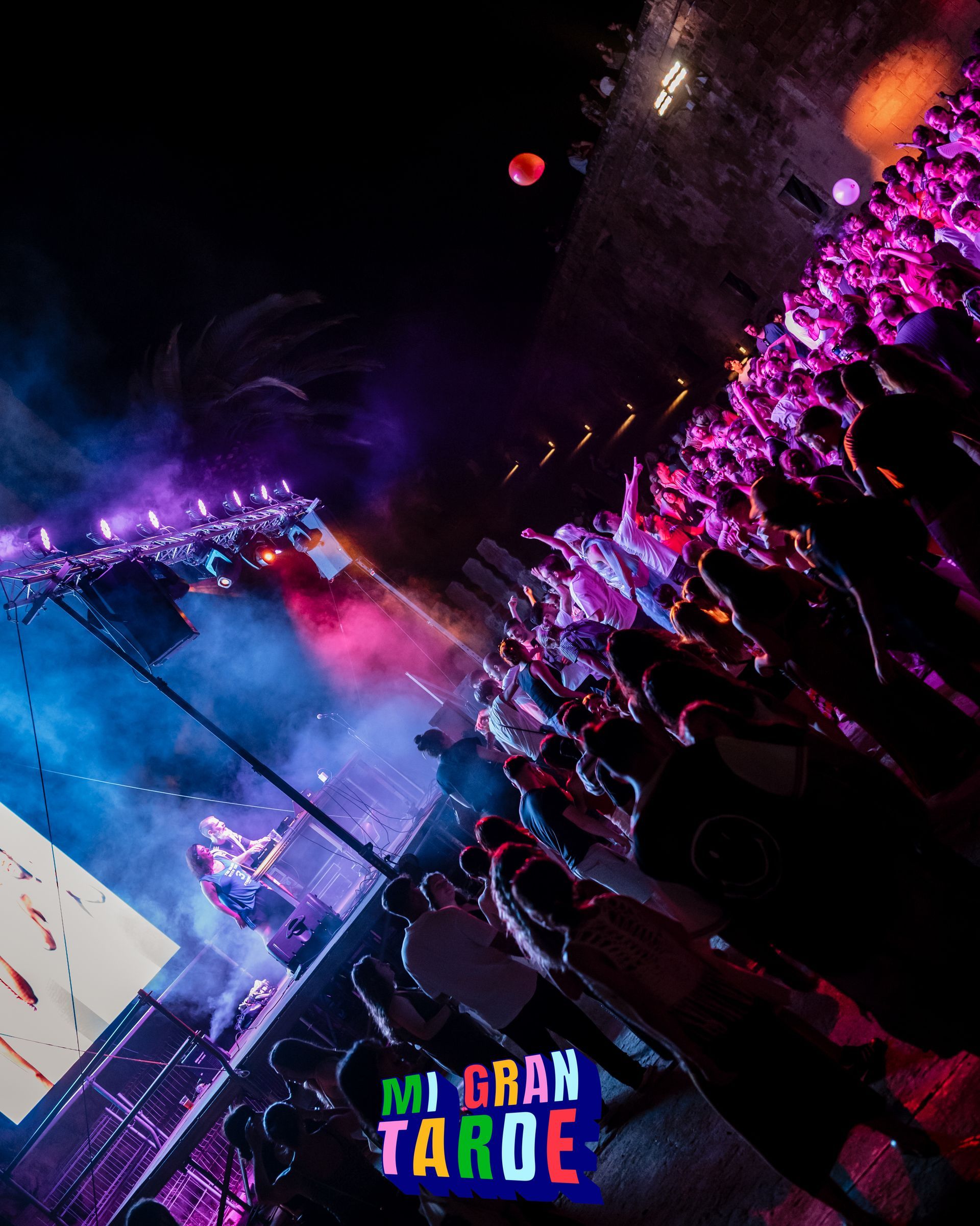 Una multitud de personas en un concierto con un cartel que dice mi gran tarde
