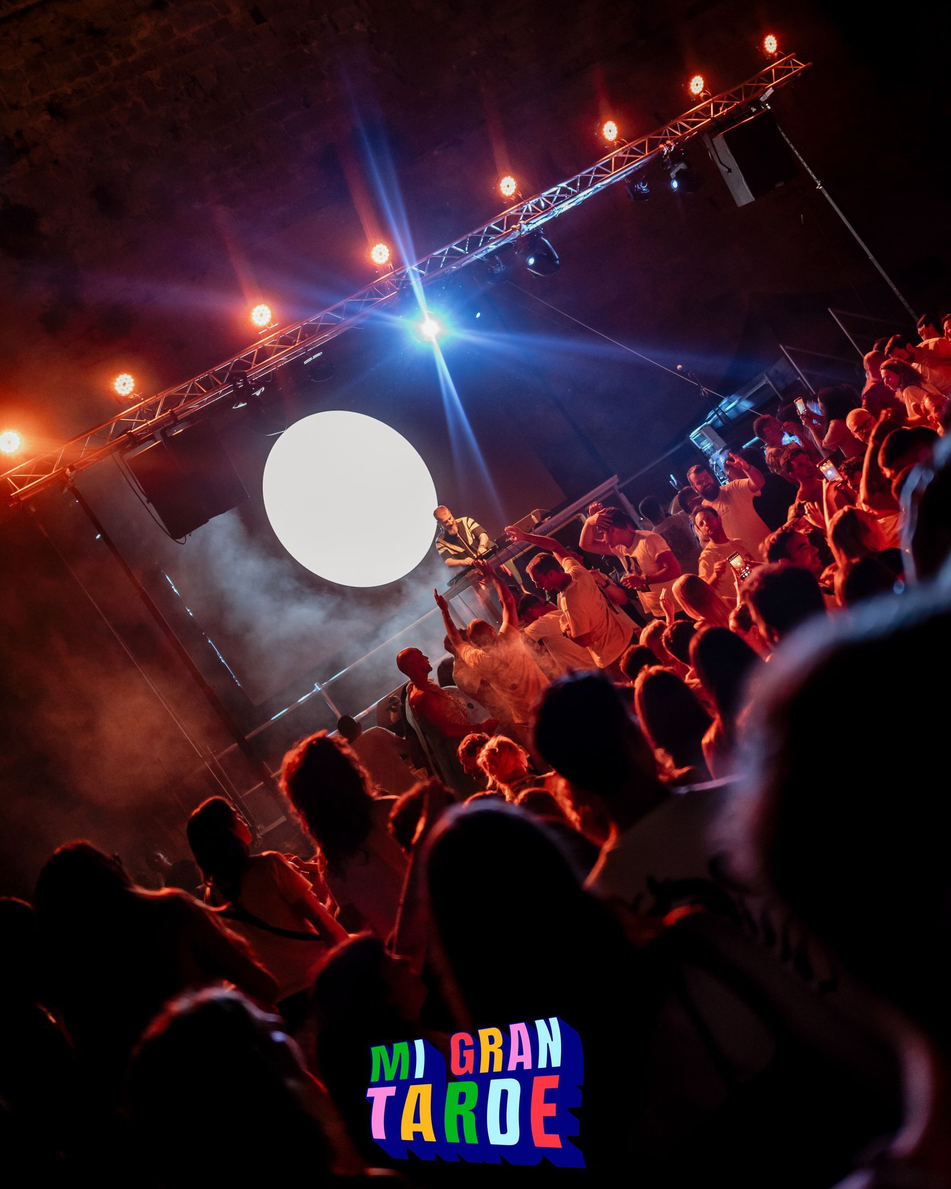 Una multitud de personas en un concierto de mi gran tarde