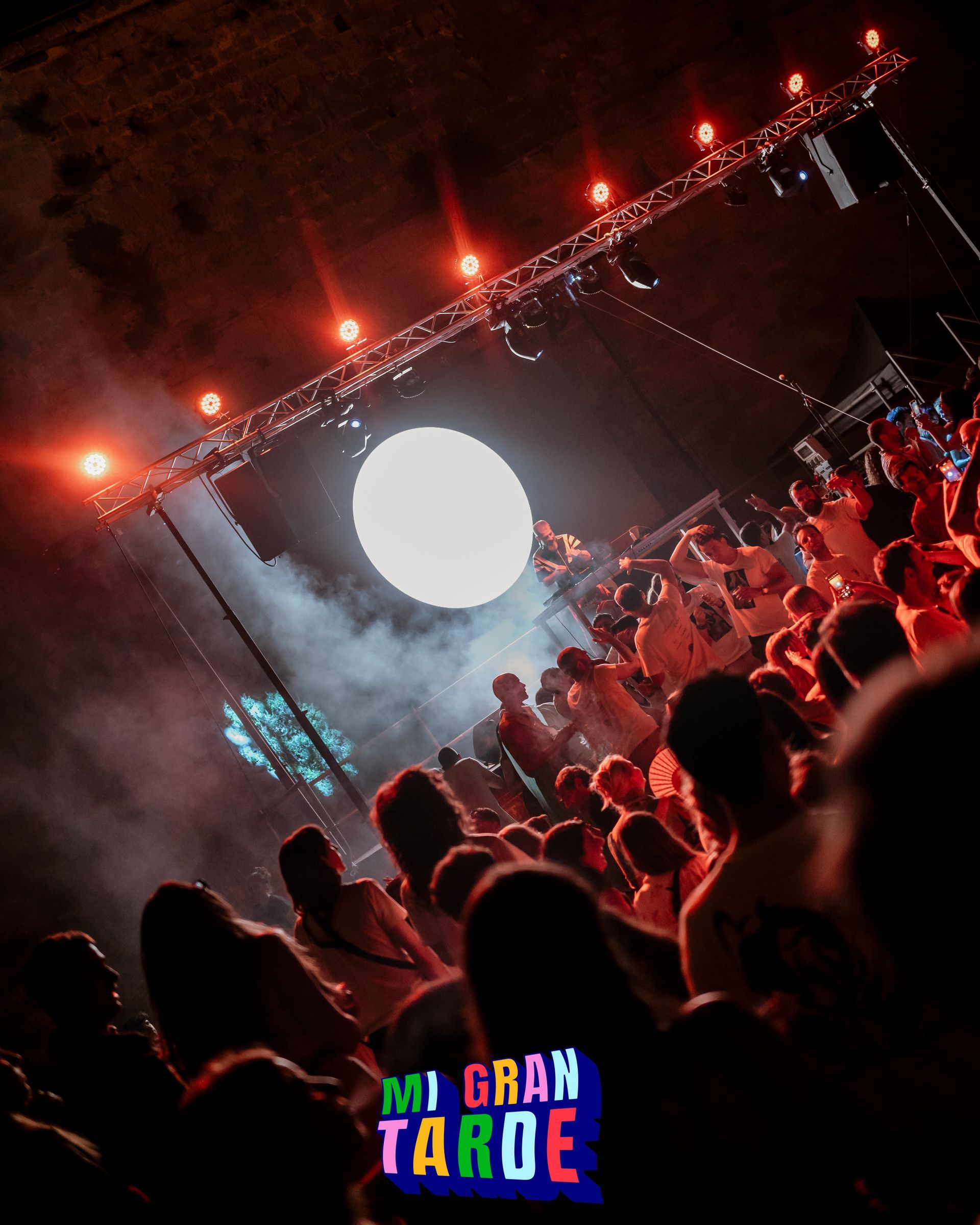 Una multitud de personas en un concierto de mi gran tarde