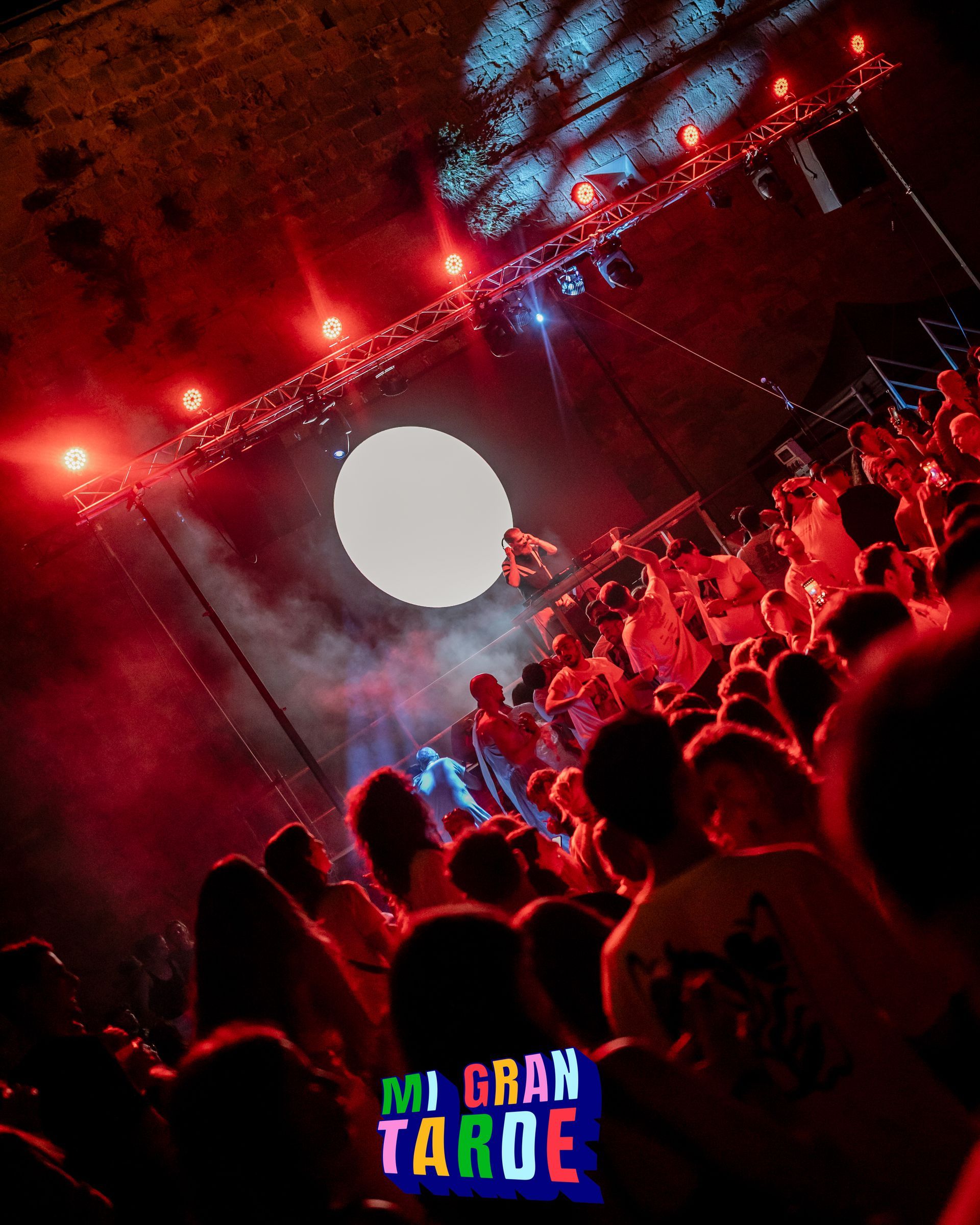 Una multitud de personas en un concierto de mi gran tarde