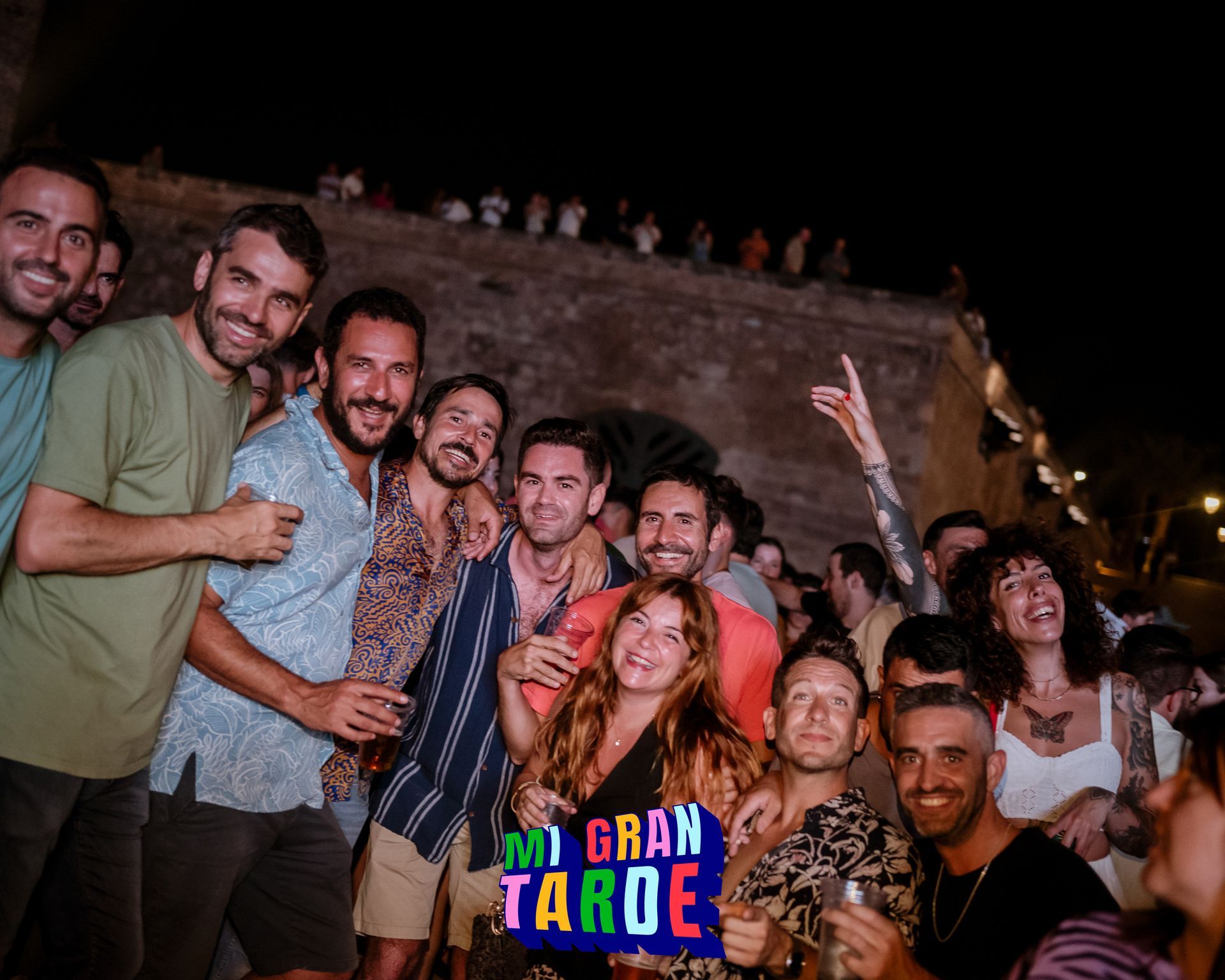 Un grupo de personas posa para una fotografía en una fiesta.