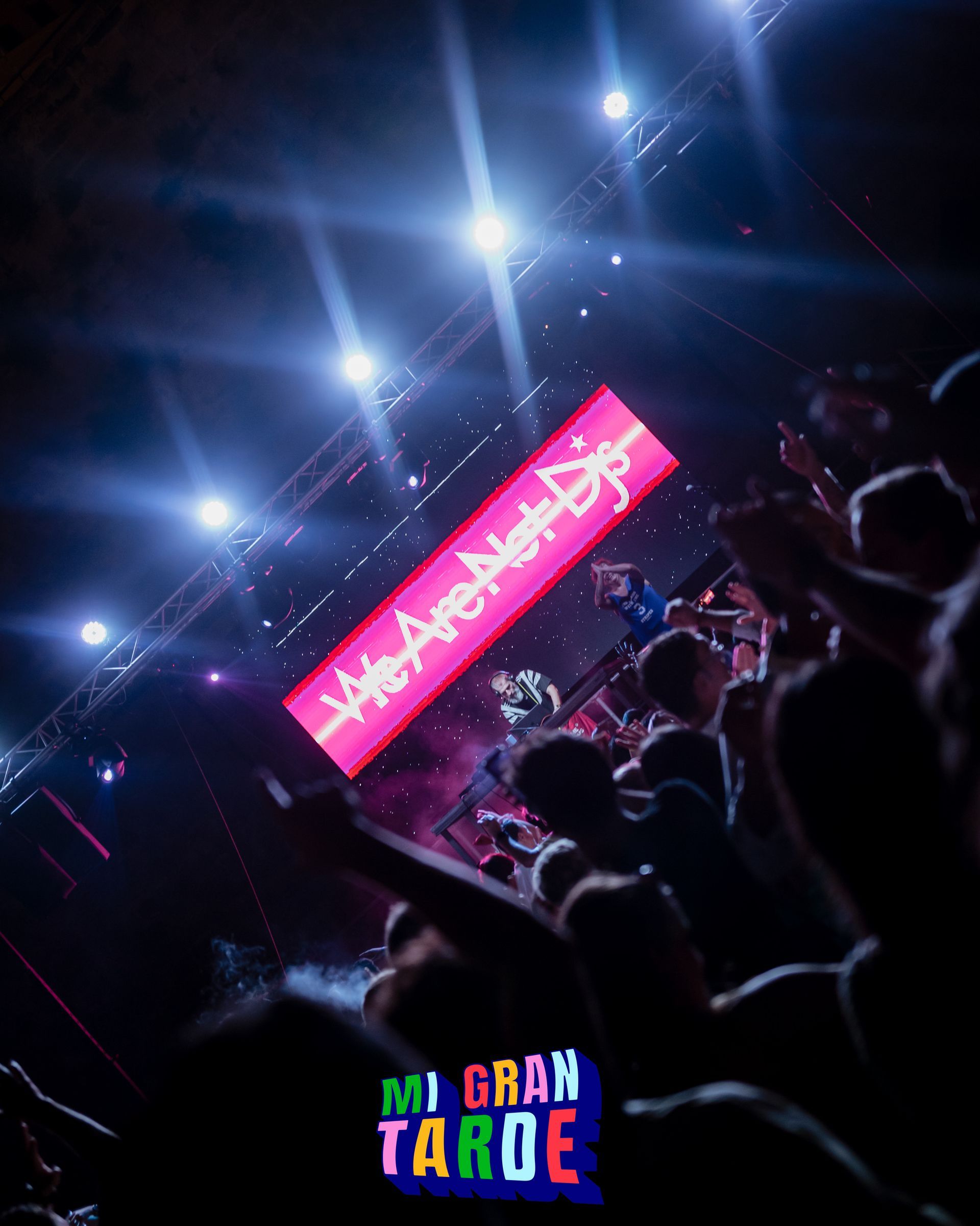 Una multitud de personas en un concierto de mi gran tarde