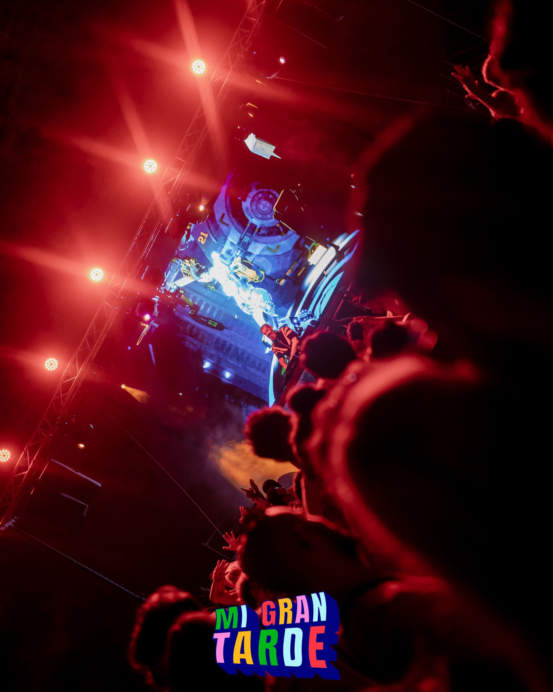 Una multitud de personas viendo un concierto con un cartel que dice mi gran tarde