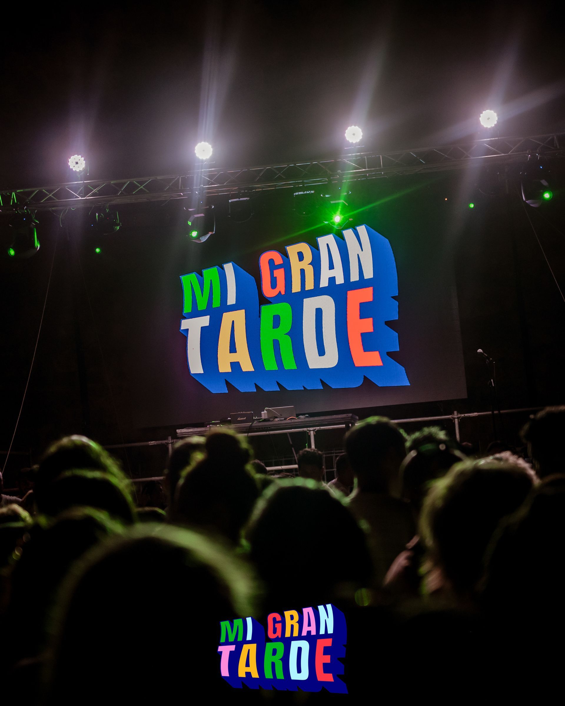 Una multitud de personas viendo un concierto de Mi Gran Tarde