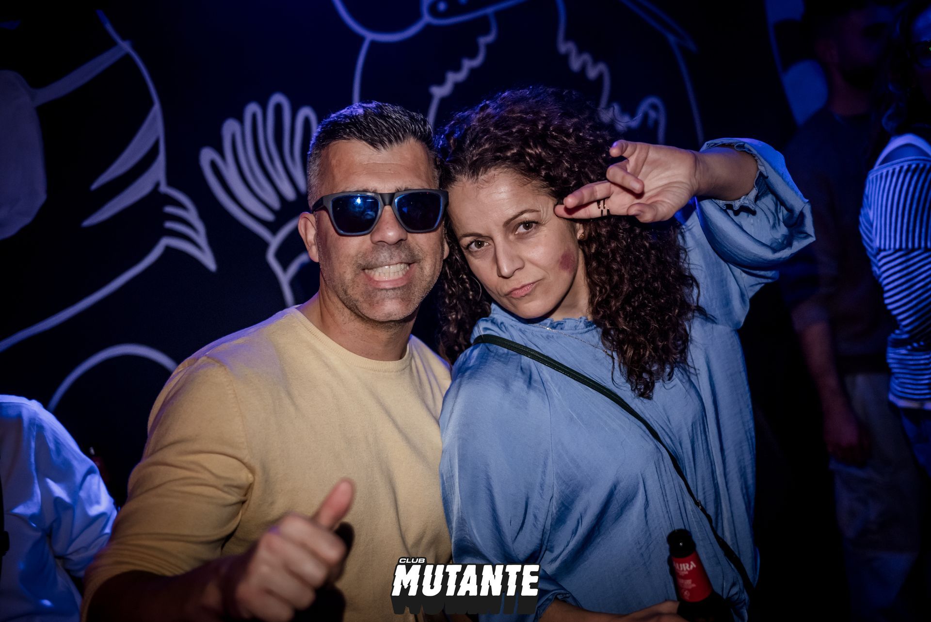 Un hombre y una mujer posan para una fotografía en una fiesta.