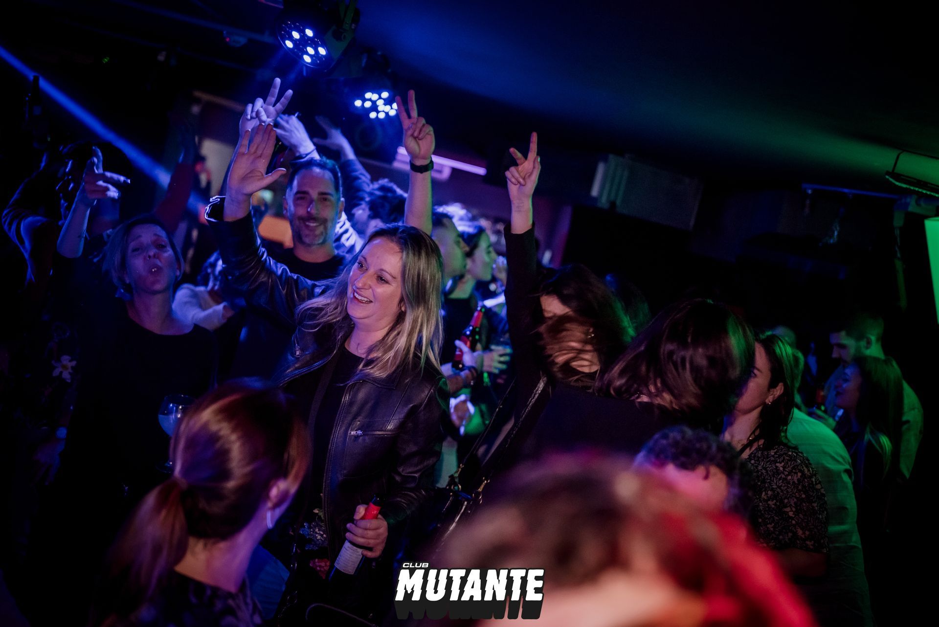 Una multitud de personas está bailando en un club.