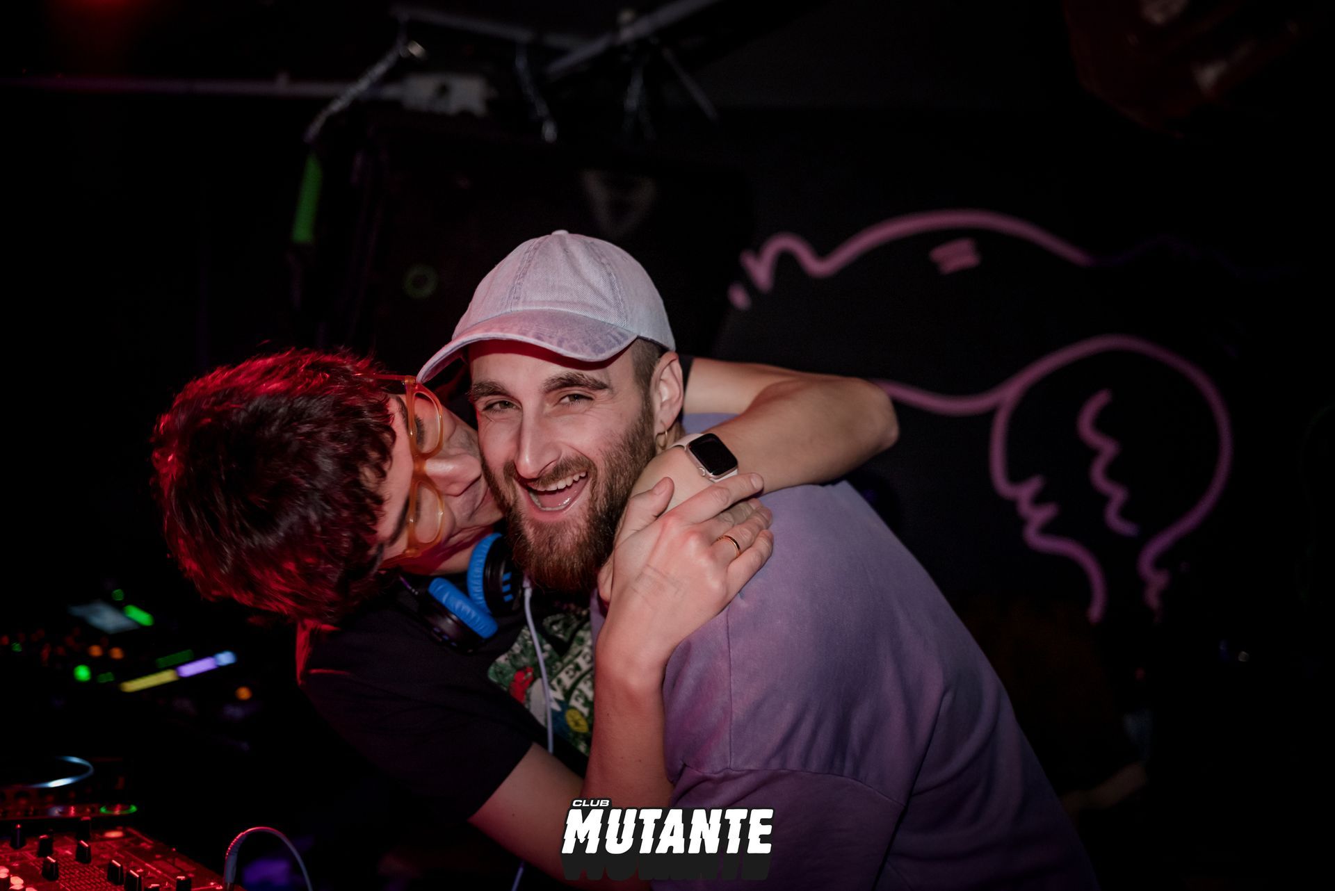 Un hombre y una mujer se abrazan en una habitación oscura.