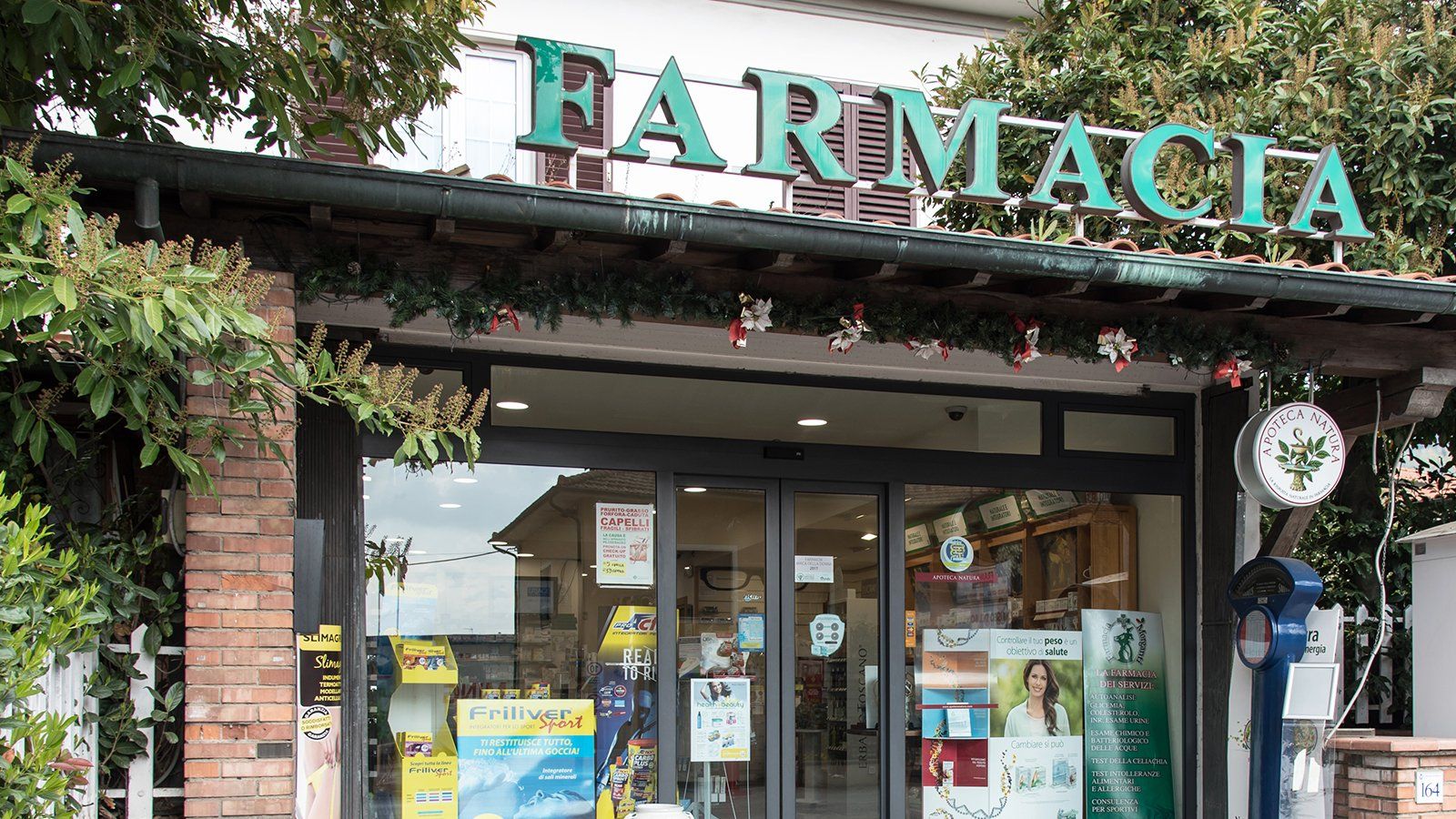 l'entrata della farmacia