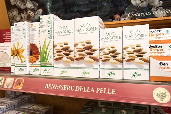 delle confezioni di olio di mandorle, Arnica e altro